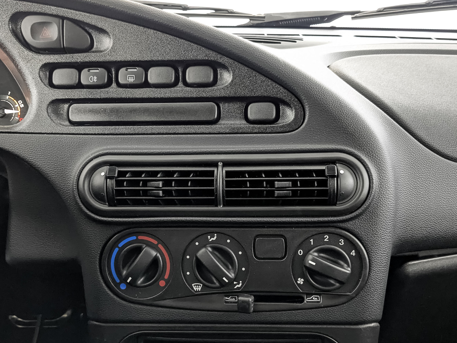 Фото Lada Niva Travel Классик 1.8/90 5MT