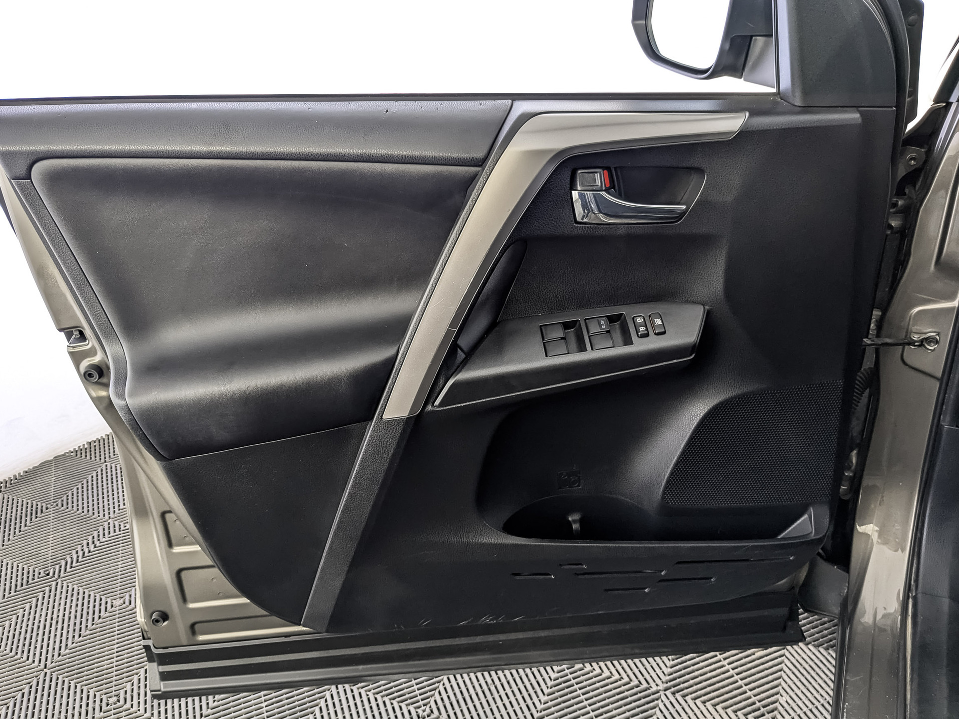 TOYOTA Rav-4 2.00 (146 л.с), автомат, 2015, пробег 100 105 км