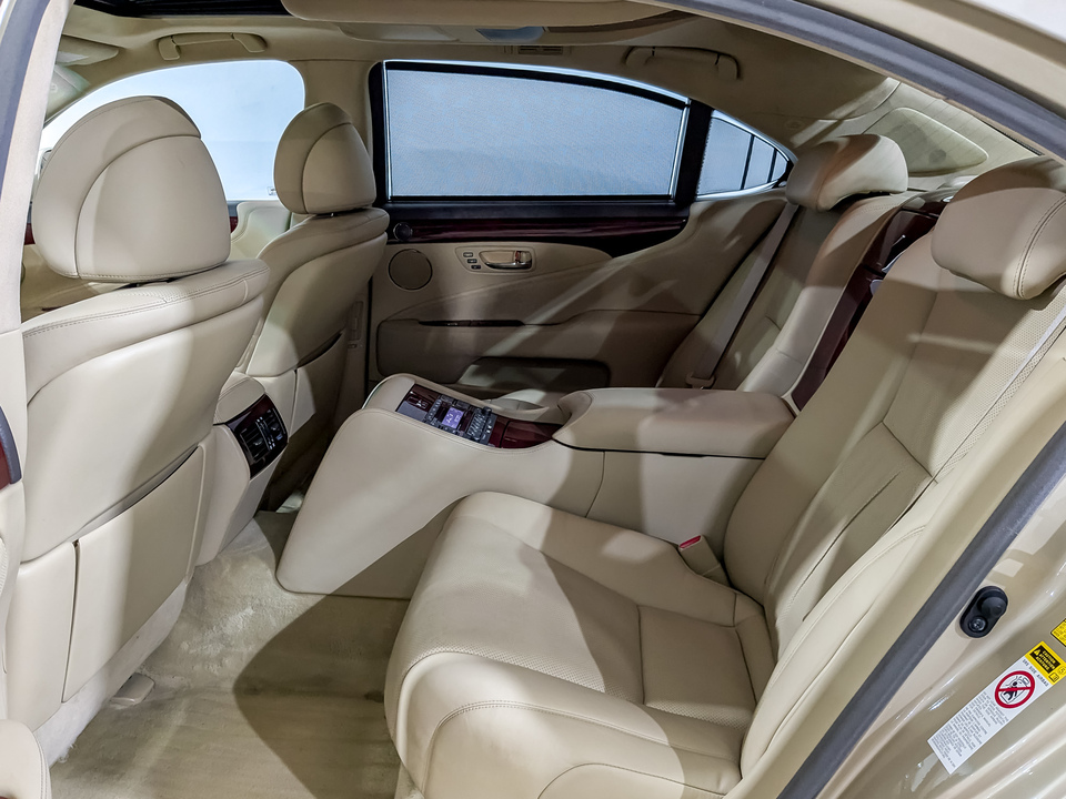 Lexus LS задний ряд