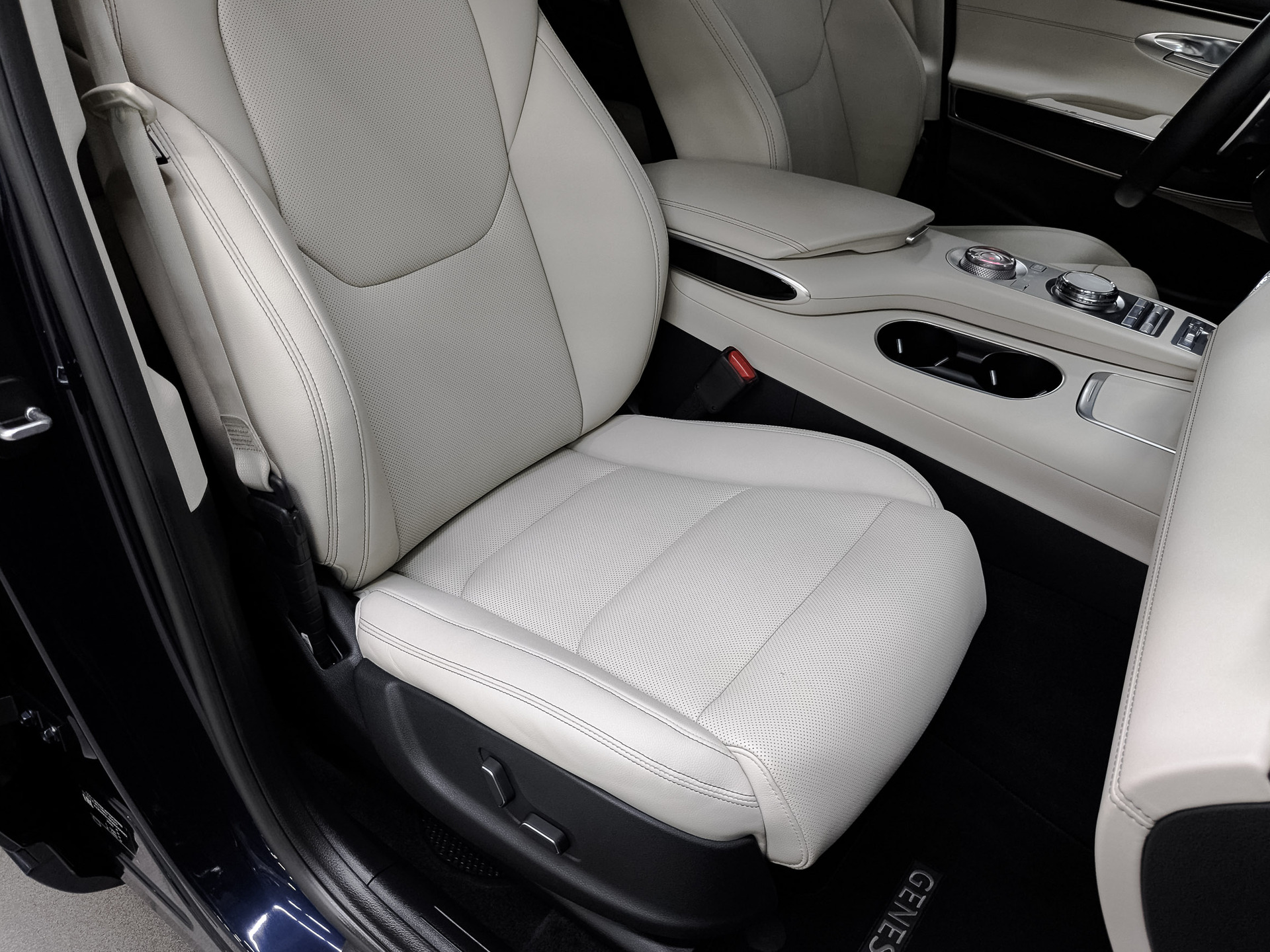 GENESIS GV70 2.50 (249 л.с), автомат, 2021, пробег 44 302 км