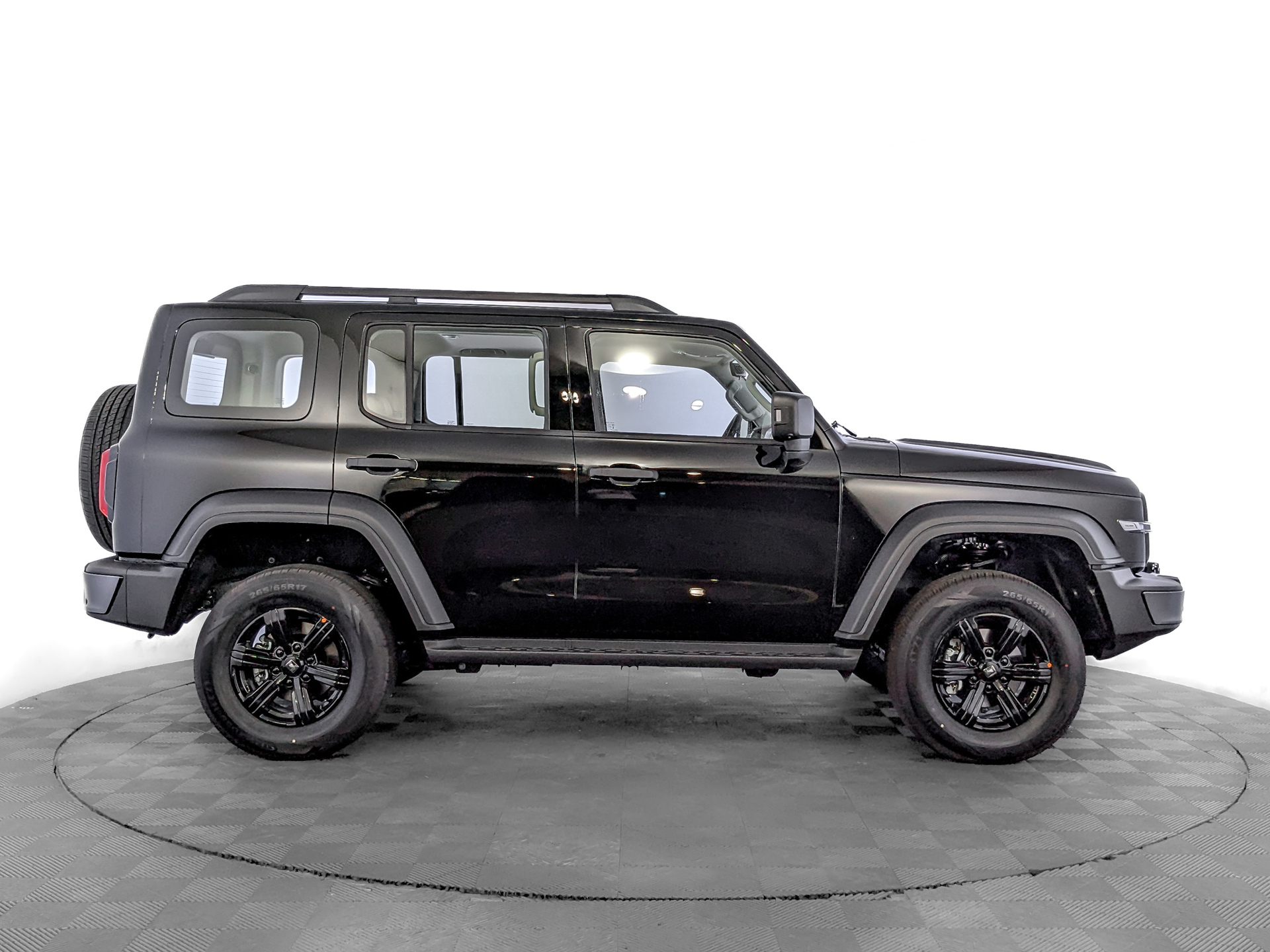 Фото Tank 300 Драйв (Adventure) 2.0T/218 8AT 4WD