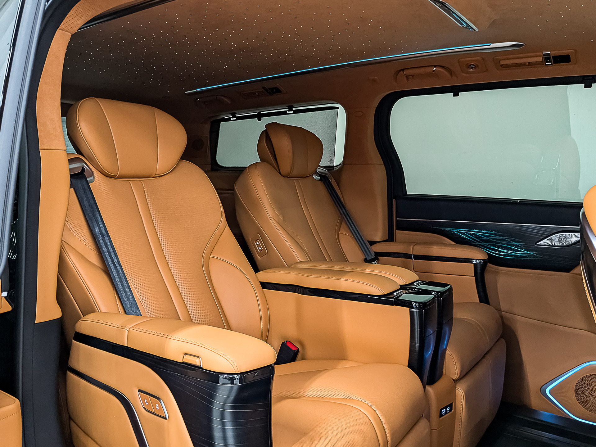 Фото Wey 80 Премиум Лаундж (Business Lounge) 1.5H/299 44кВт DHT 4WD 6S