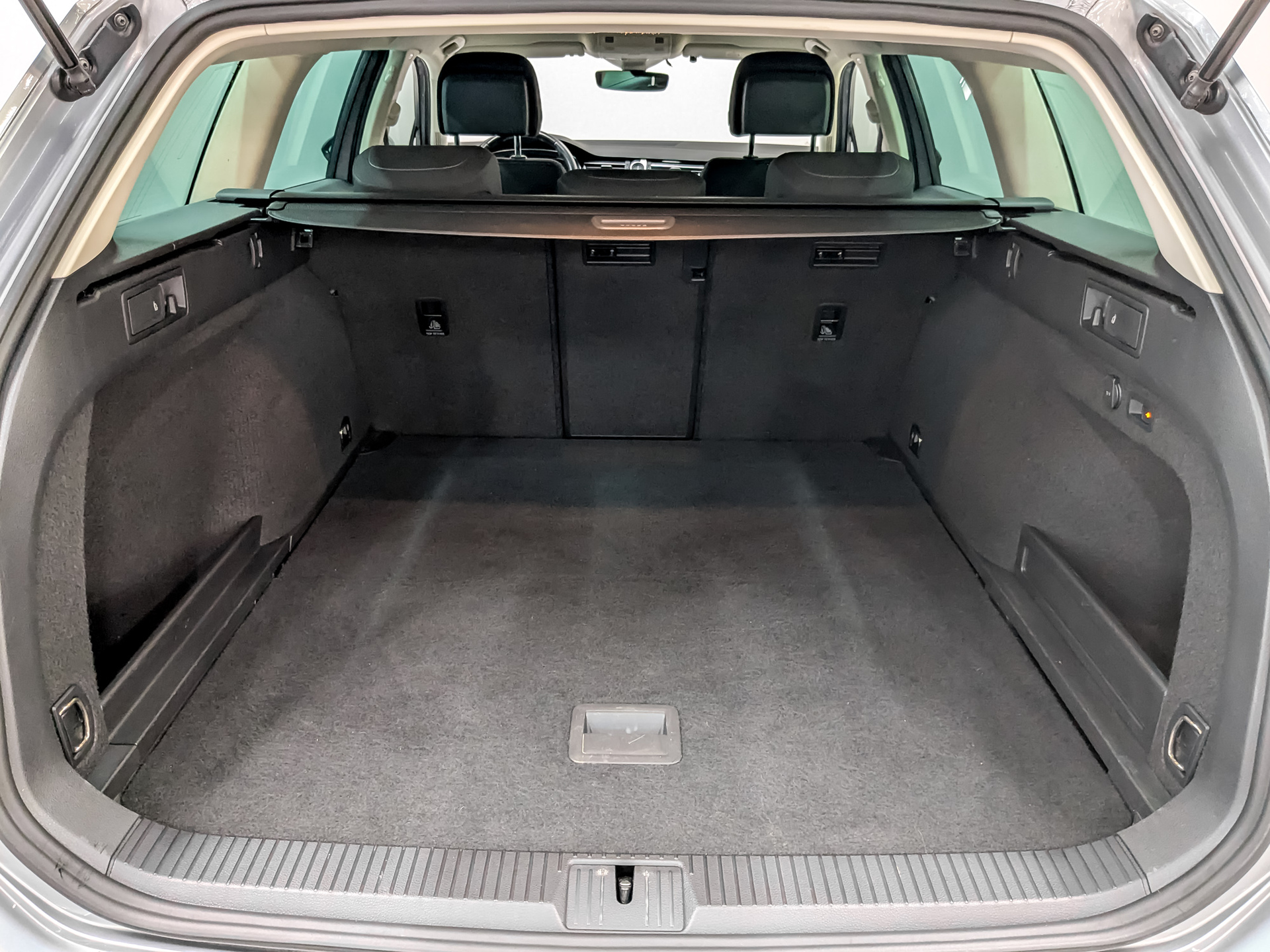 VOLKSWAGEN Passat 1.50 (150 л.с), автомат, 2019, пробег 78 797 км