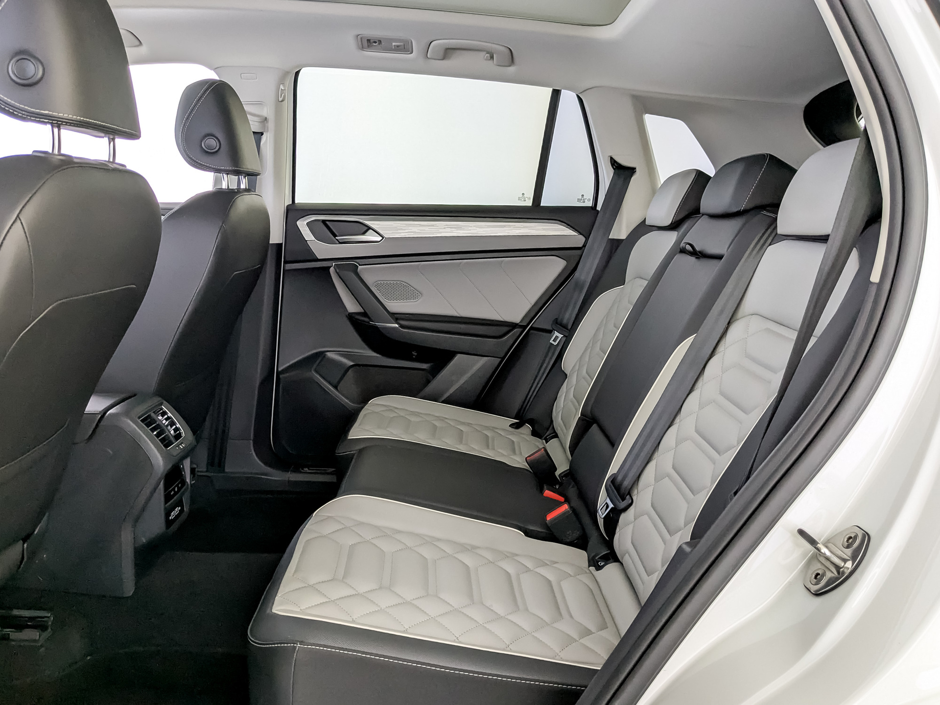 VOLKSWAGEN Tayron 2.00 (220 л.с), автомат, 2023, пробег 20 990 км