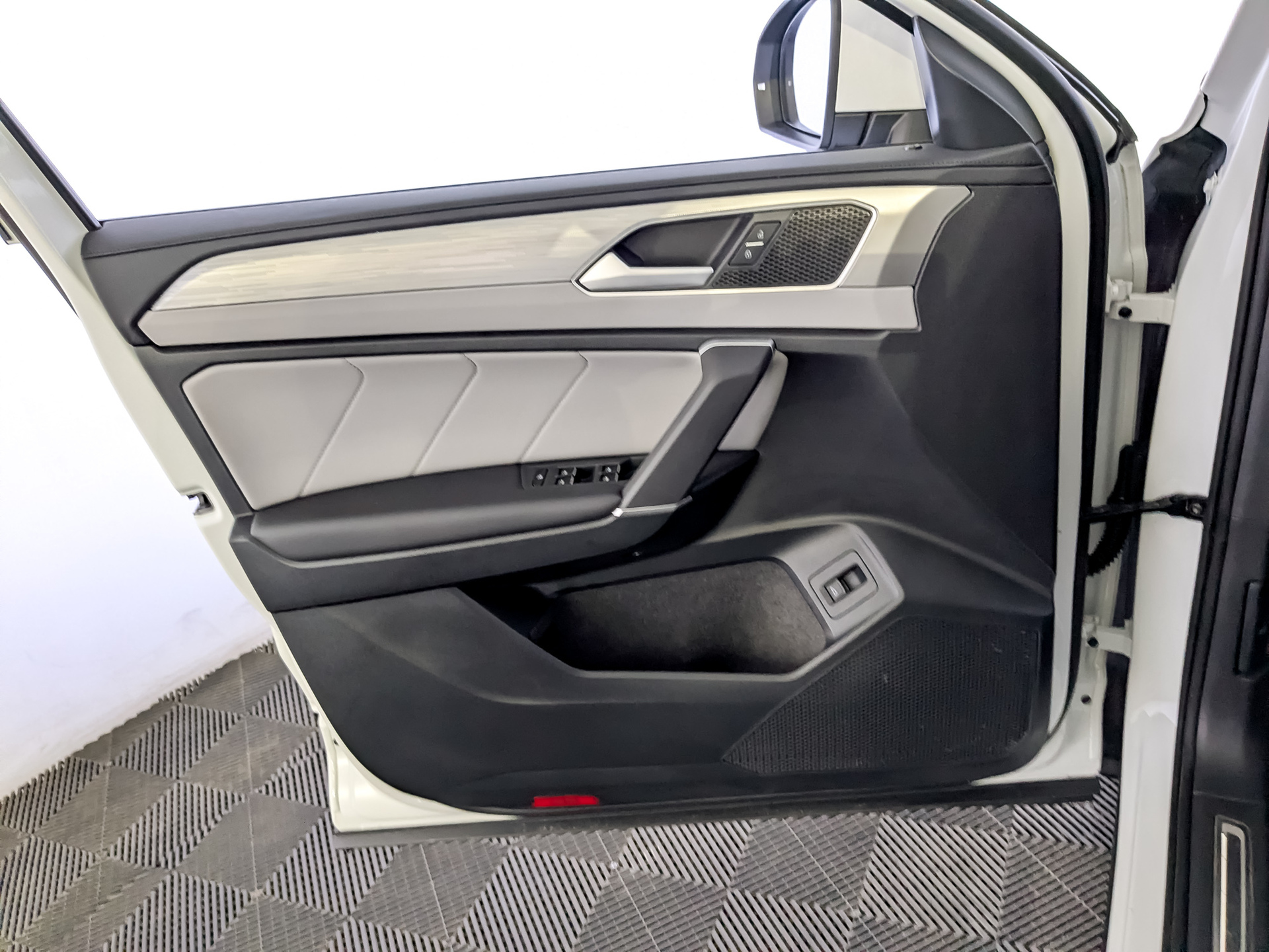 VOLKSWAGEN Tayron 2.00 (220 л.с), автомат, 2023, пробег 20 990 км