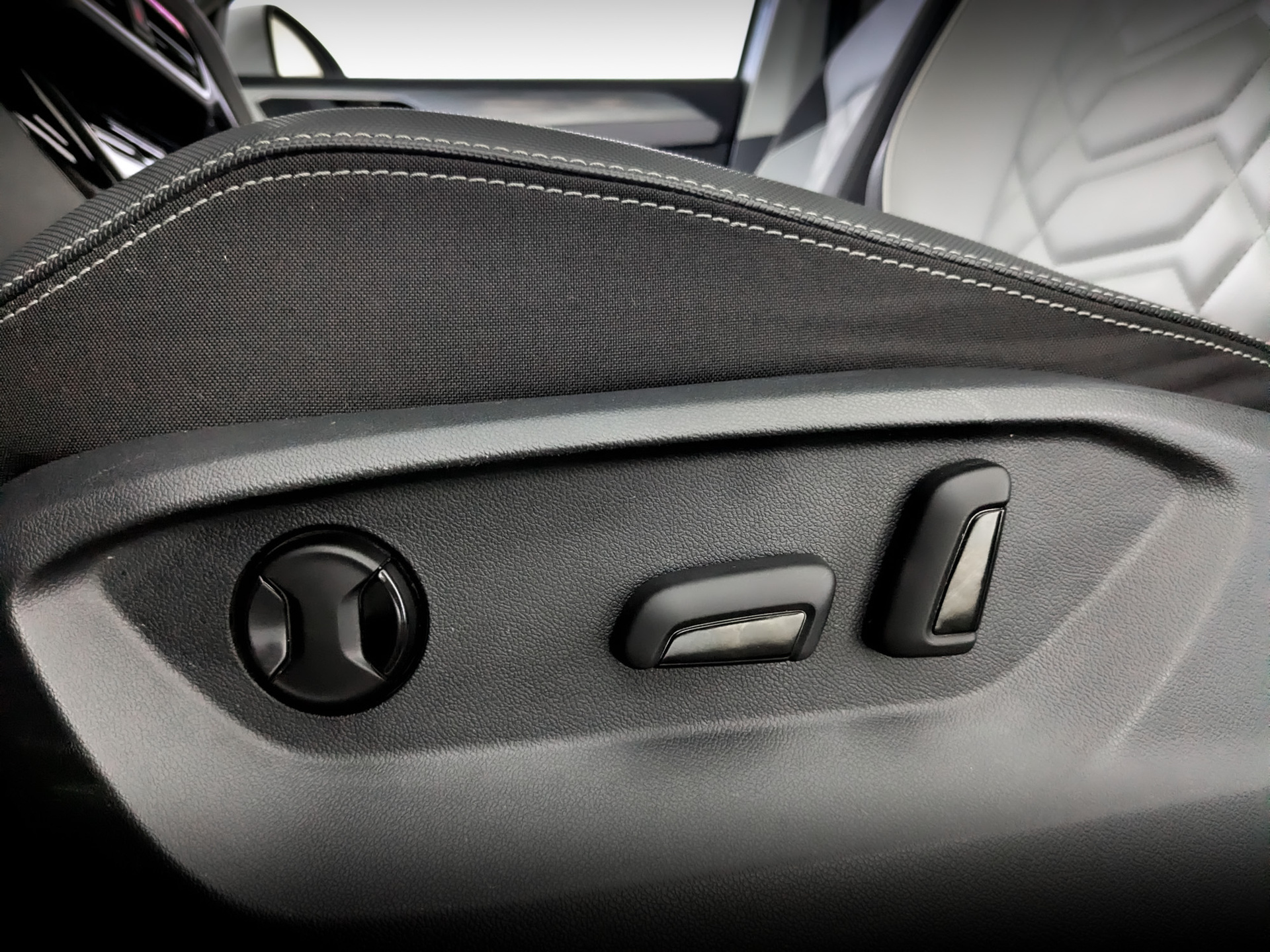 VOLKSWAGEN Tayron 2.00 (220 л.с), автомат, 2023, пробег 20 990 км