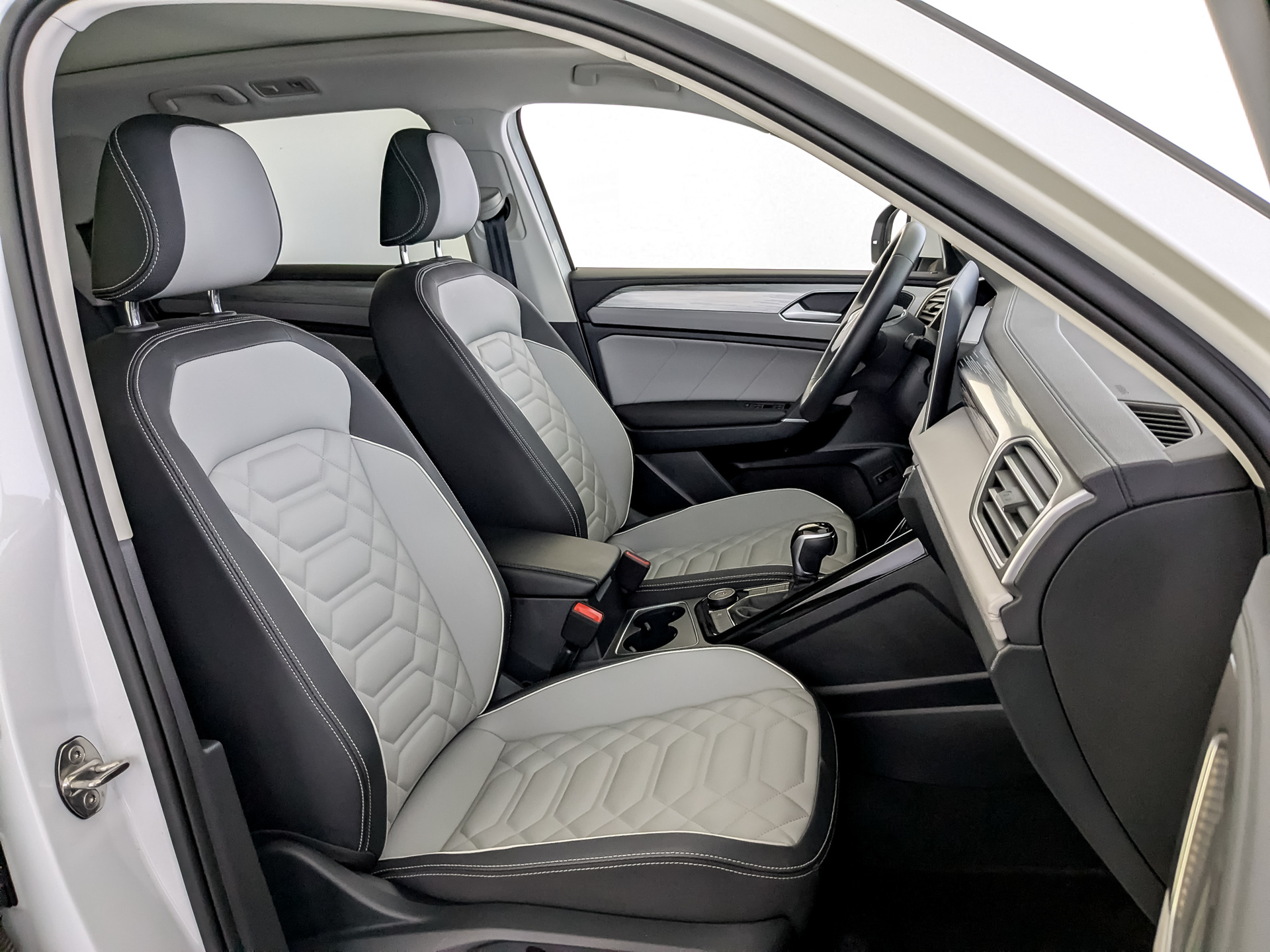 VOLKSWAGEN Tayron 2.00 (220 л.с), автомат, 2023, пробег 20 990 км