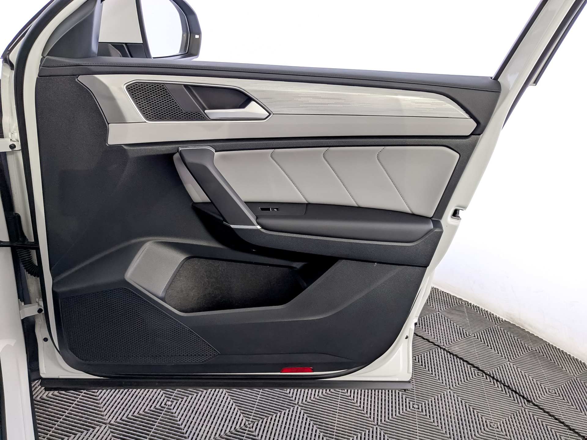 VOLKSWAGEN Tayron 2.00 (220 л.с), автомат, 2023, пробег 20 990 км