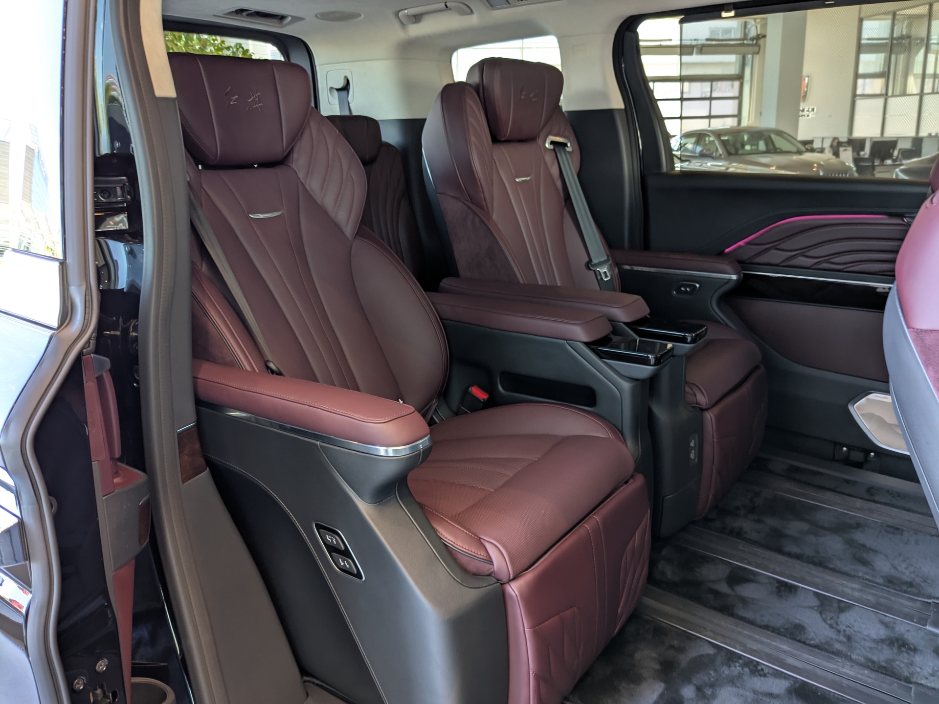 Фото Hongqi HQ9 Executive 2.0T/245 8AT