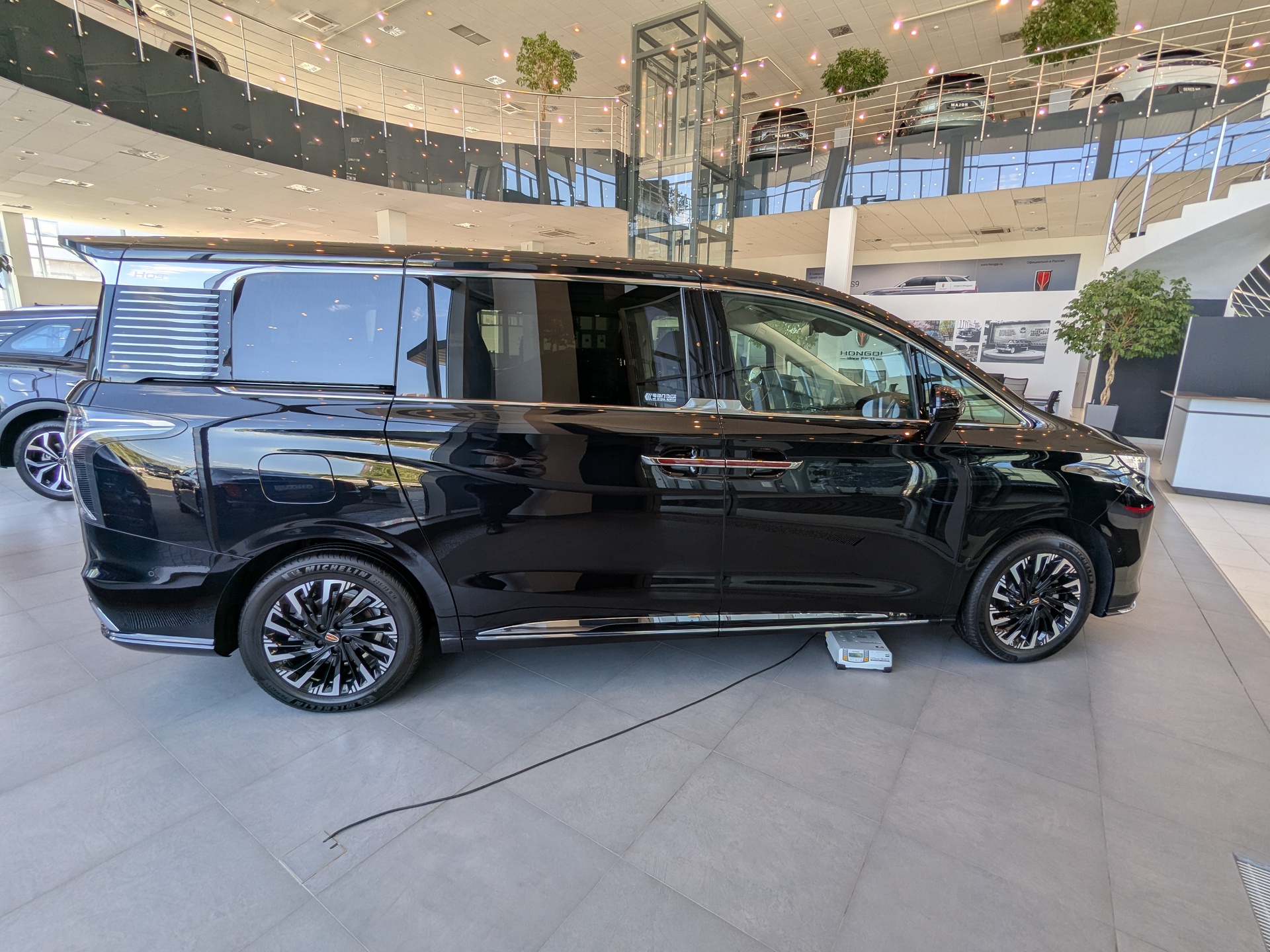 Фото Hongqi HQ9 Executive 2.0T/245 8AT