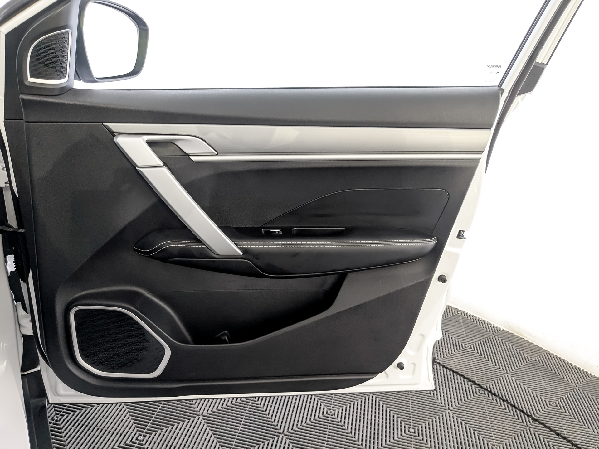 GEELY Coolray 1.50 (149 л.с), автомат, 2023, пробег 32 359 км