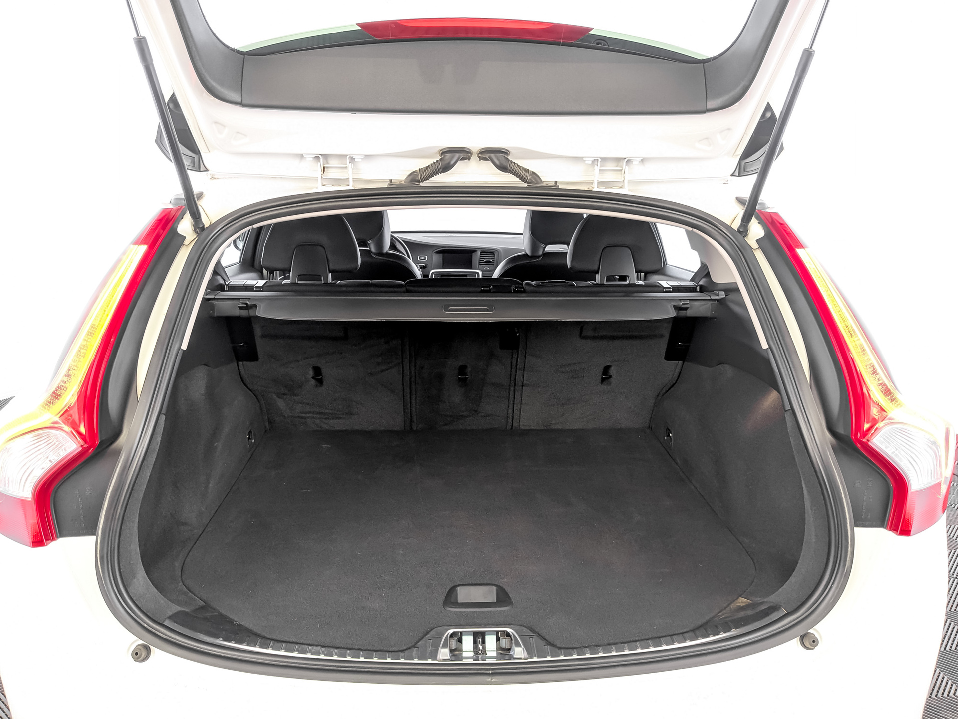 VOLVO V60 CC 2.00 (245 л.с), автомат, 2018, пробег 79 719 км