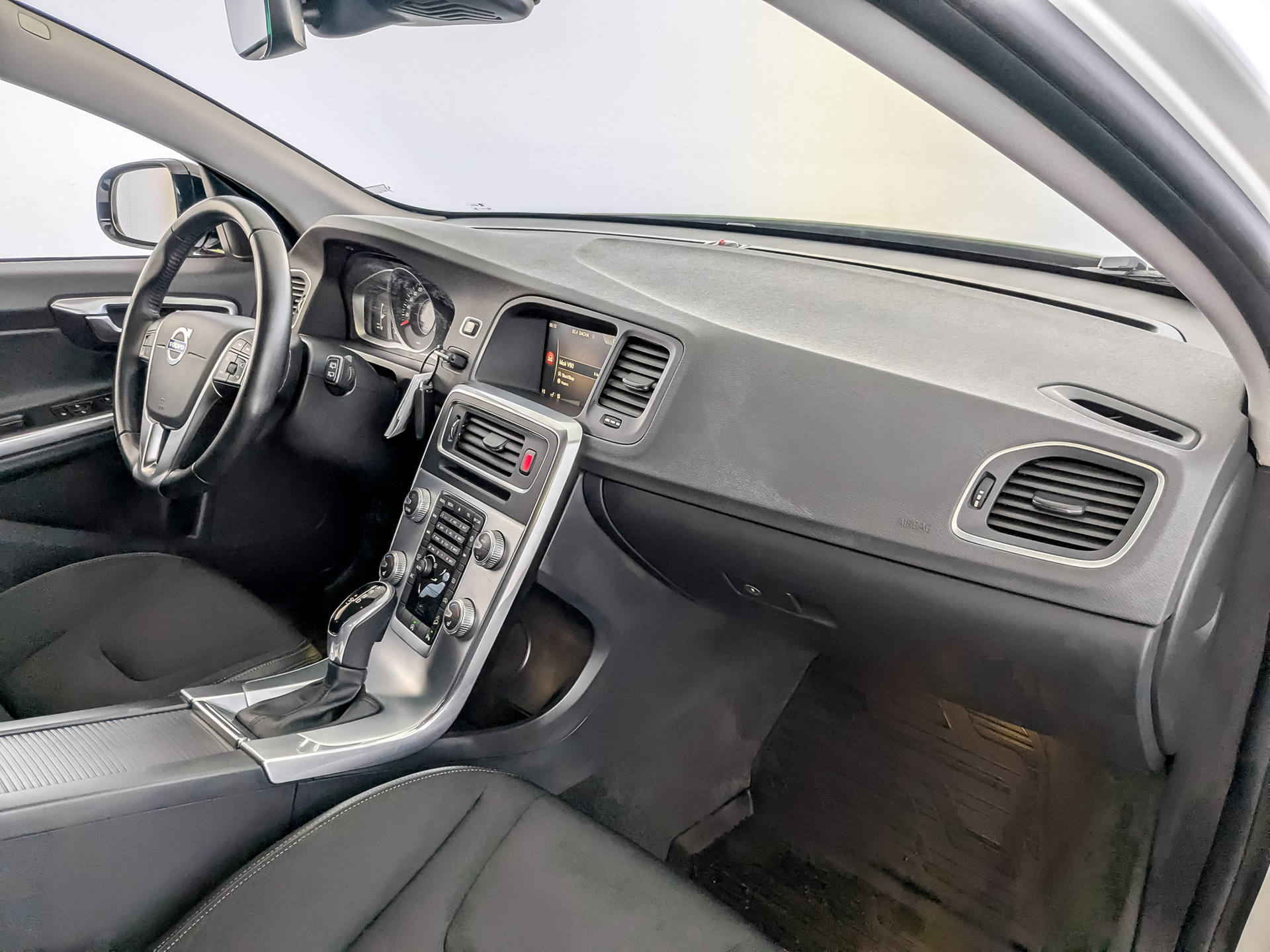 VOLVO V60 CC 2.00 (245 л.с), автомат, 2018, пробег 79 719 км