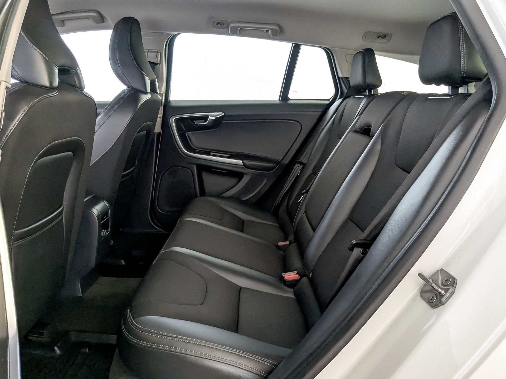 VOLVO V60 CC 2.00 (245 л.с), автомат, 2018, пробег 79 719 км