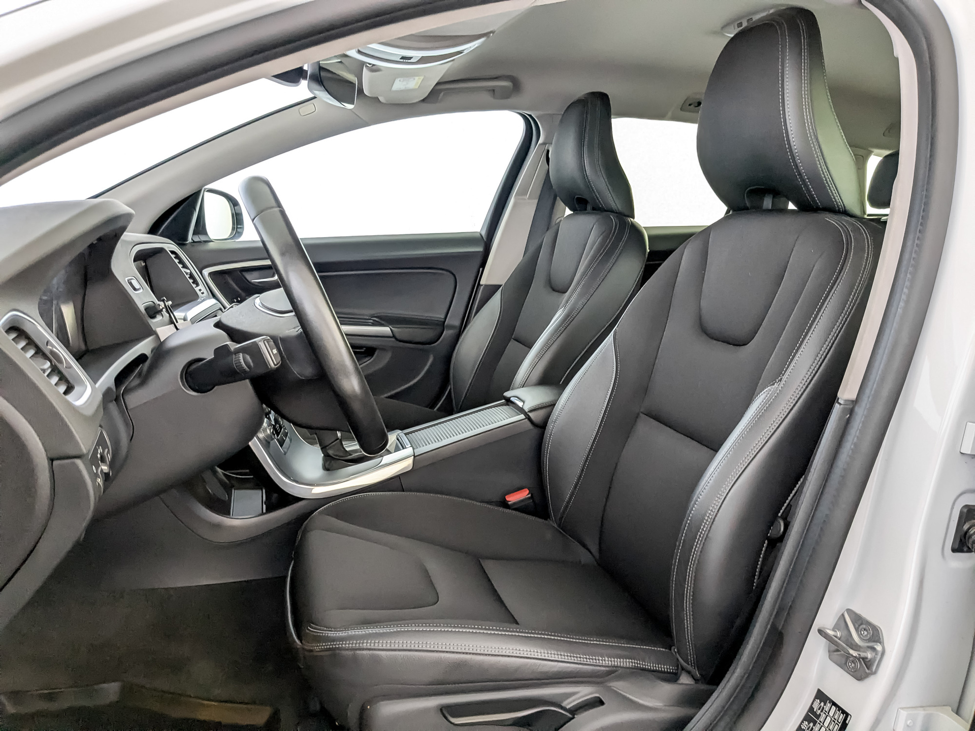VOLVO V60 CC 2.00 (245 л.с), автомат, 2018, пробег 79 719 км