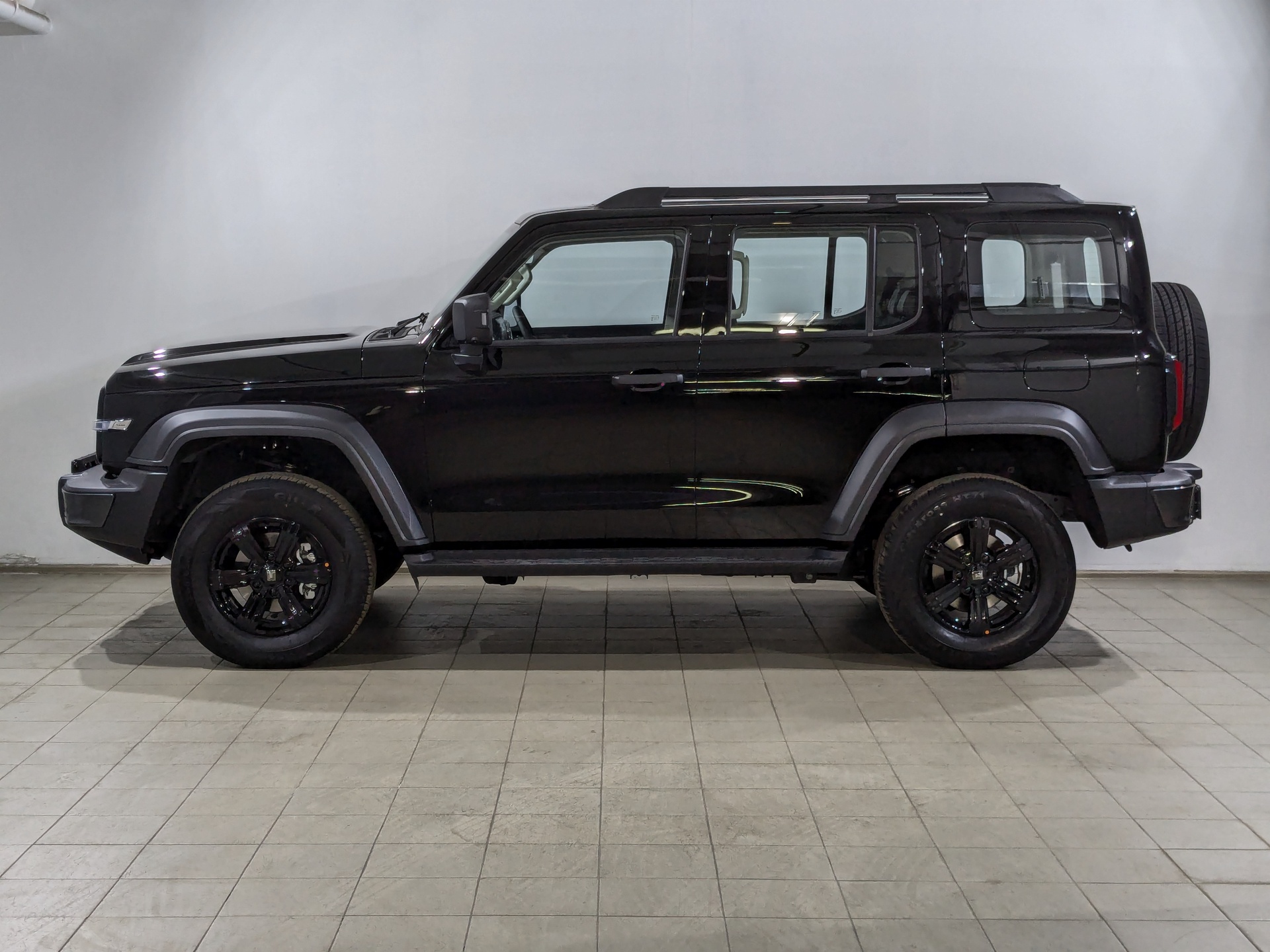 Фото Tank 300 Драйв (Adventure) 2.0T/218 8AT 4WD