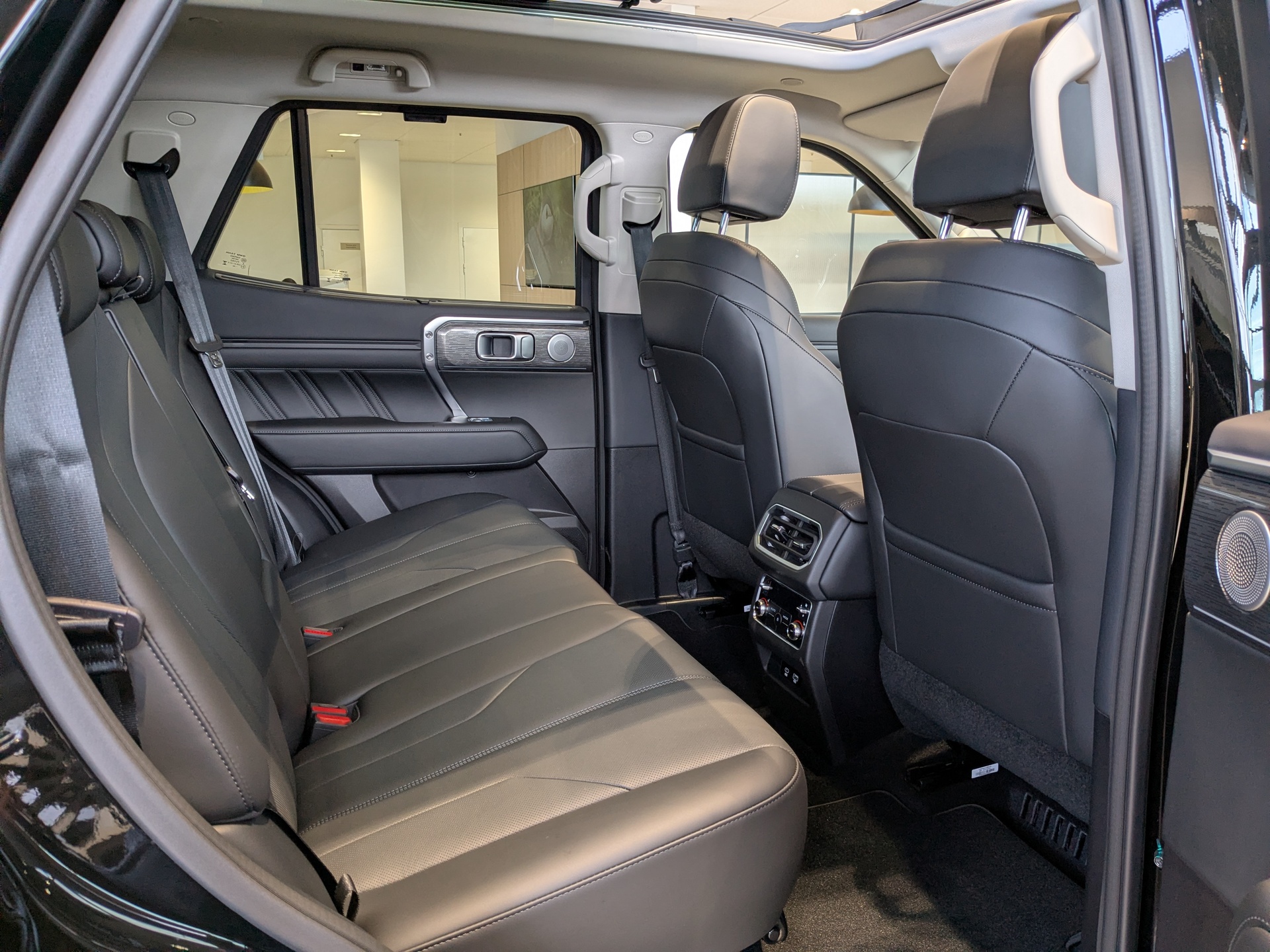 Фото Tank 400 Техно Премиум (Premium PHEV) 2.0H/299 9AT 37кВт 4WD