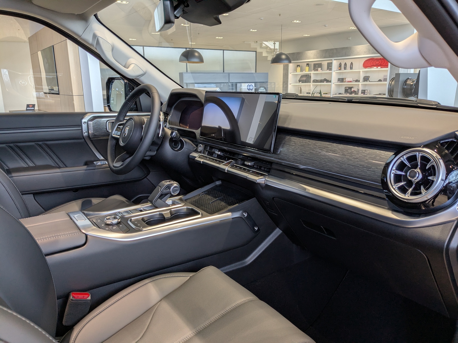 Фото Tank 400 Техно Премиум (Premium PHEV) 2.0H/299 9AT 37кВт 4WD