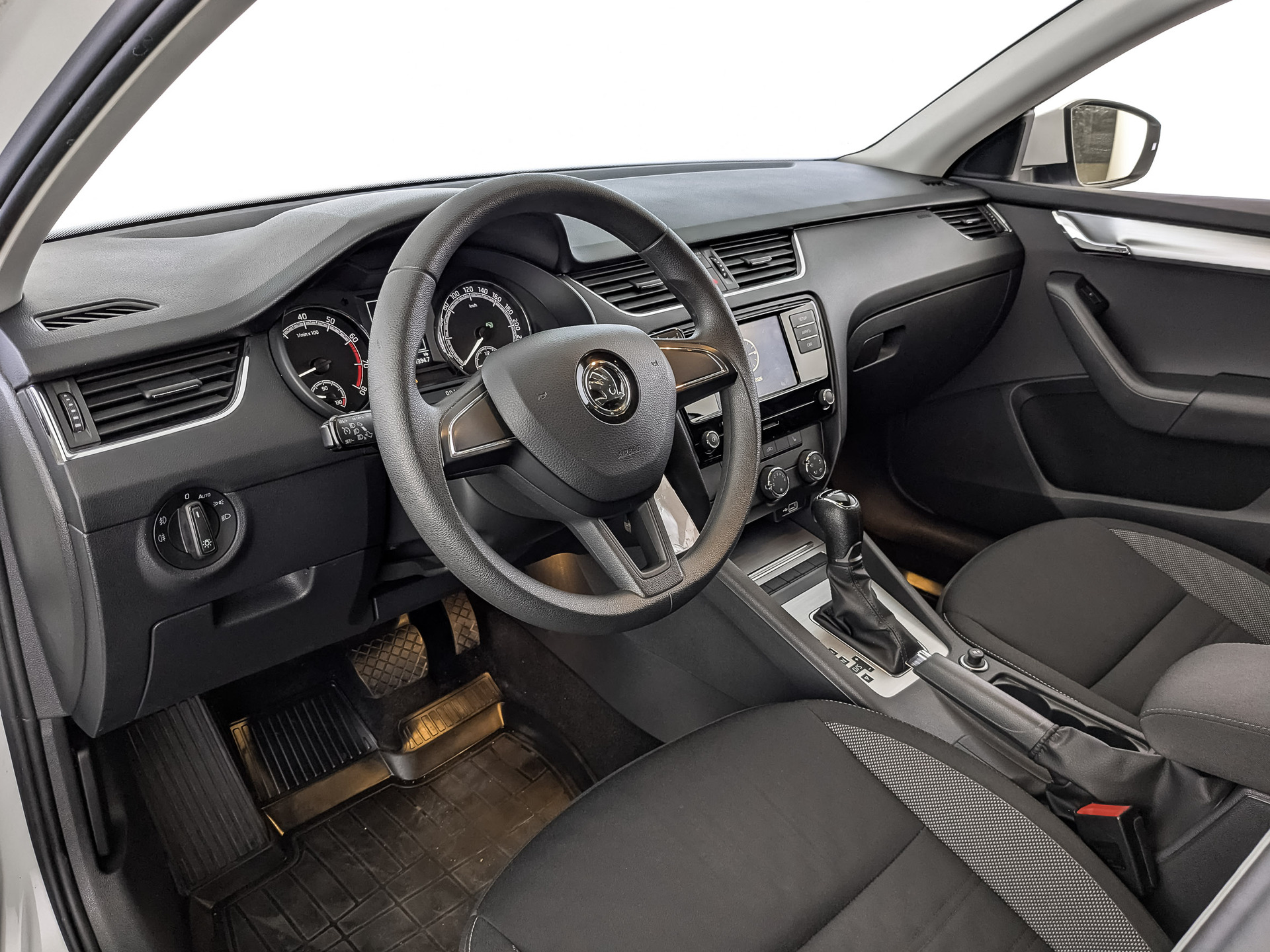 SKODA Octavia 1.60 (110 л.с), автомат, 2019, пробег 107 431 км