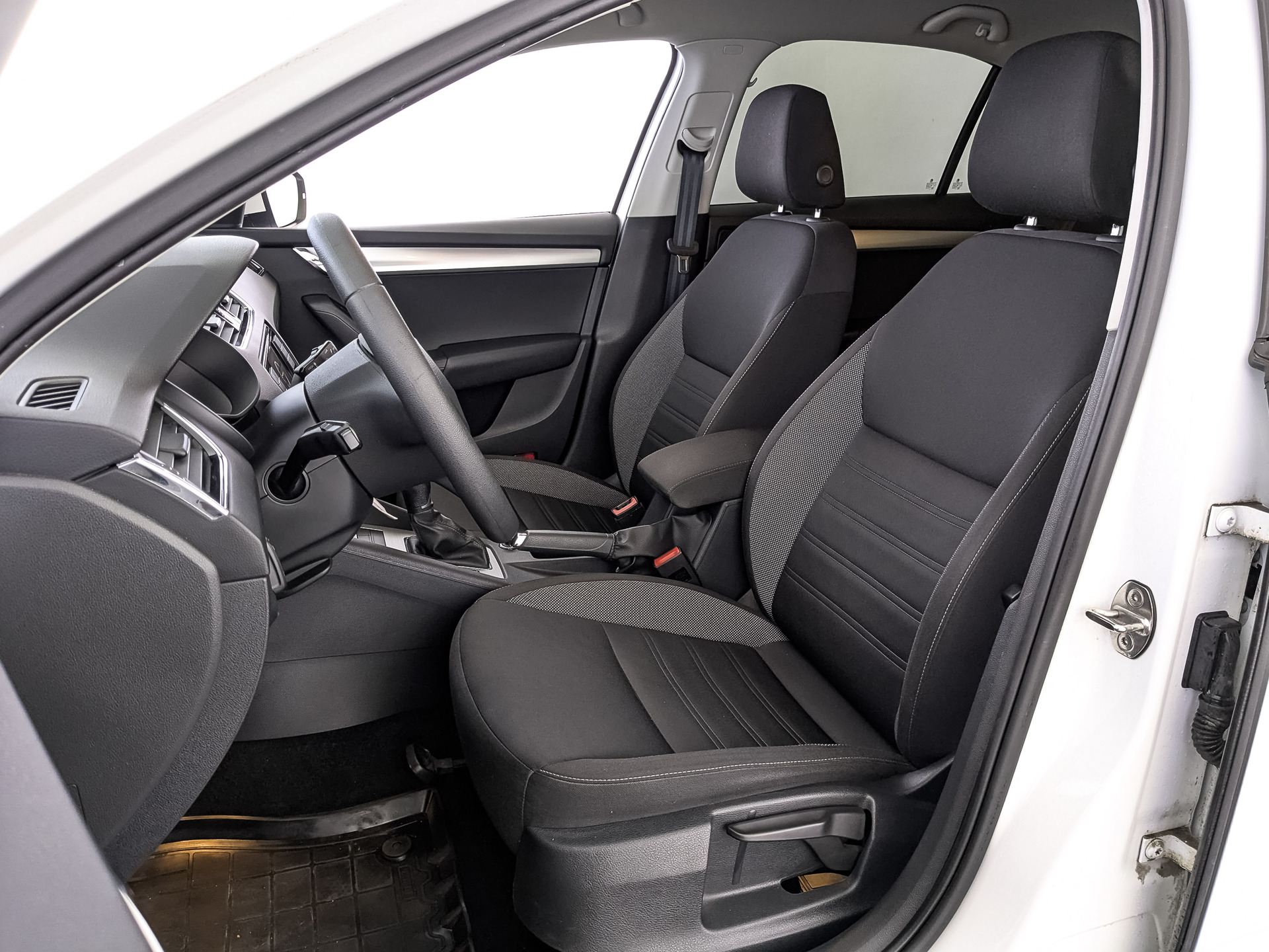 SKODA Octavia 1.60 (110 л.с), автомат, 2019, пробег 107 431 км
