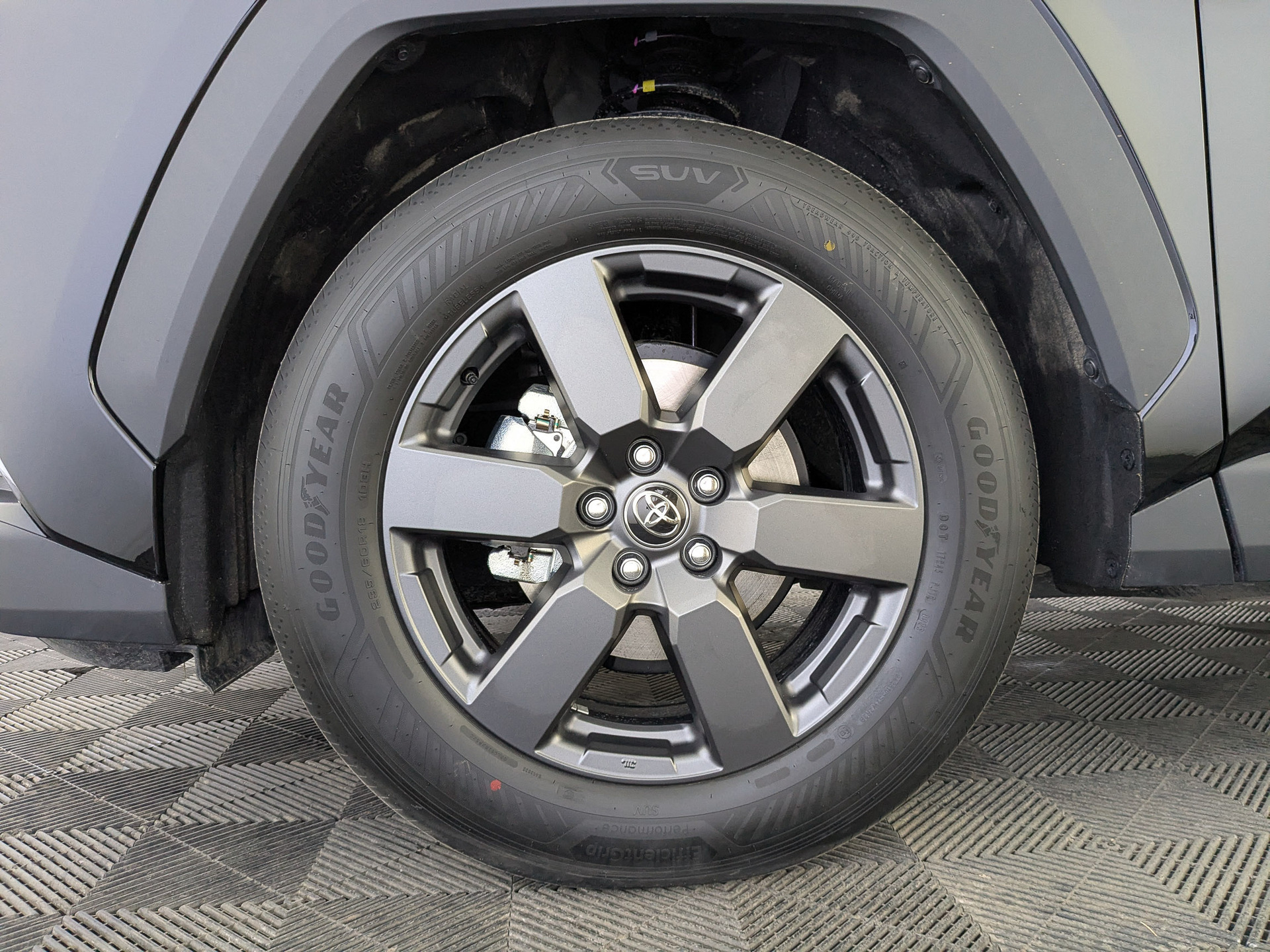 Фото Toyota RAV4 Luxury 2.0L/171 CVT AWD 