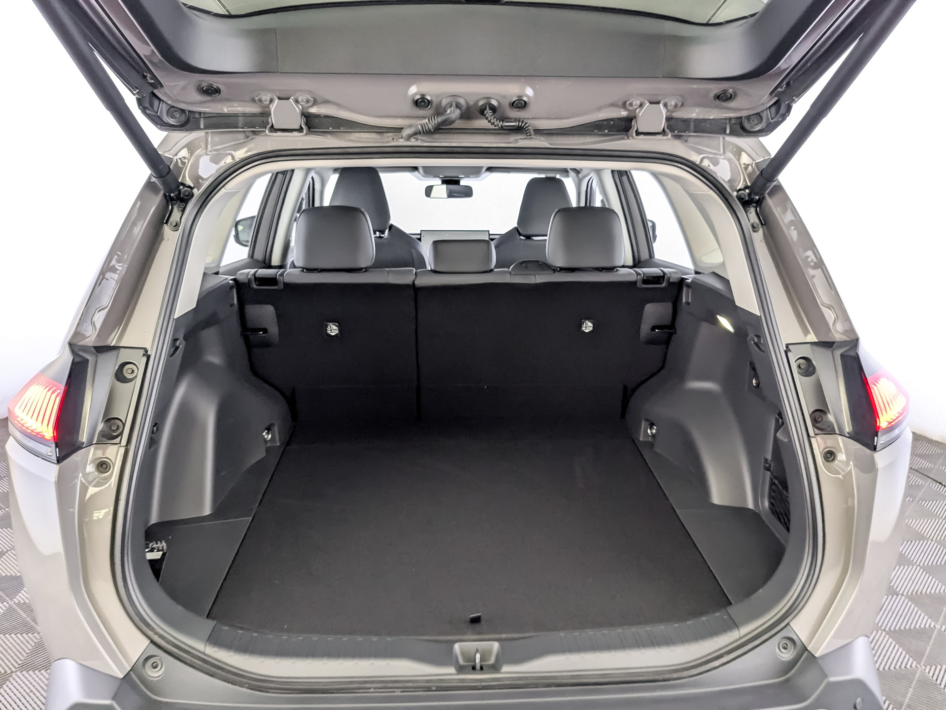 Фото Toyota RAV4 Luxury 2.0L/171 CVT AWD 