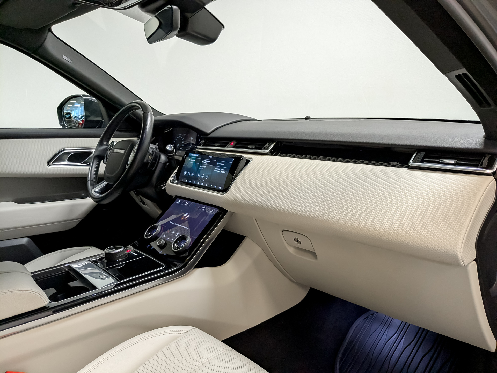 LAND ROVER Range Rover Velar 2.00 (179 л.с), автомат, 2017, пробег 81 600 км