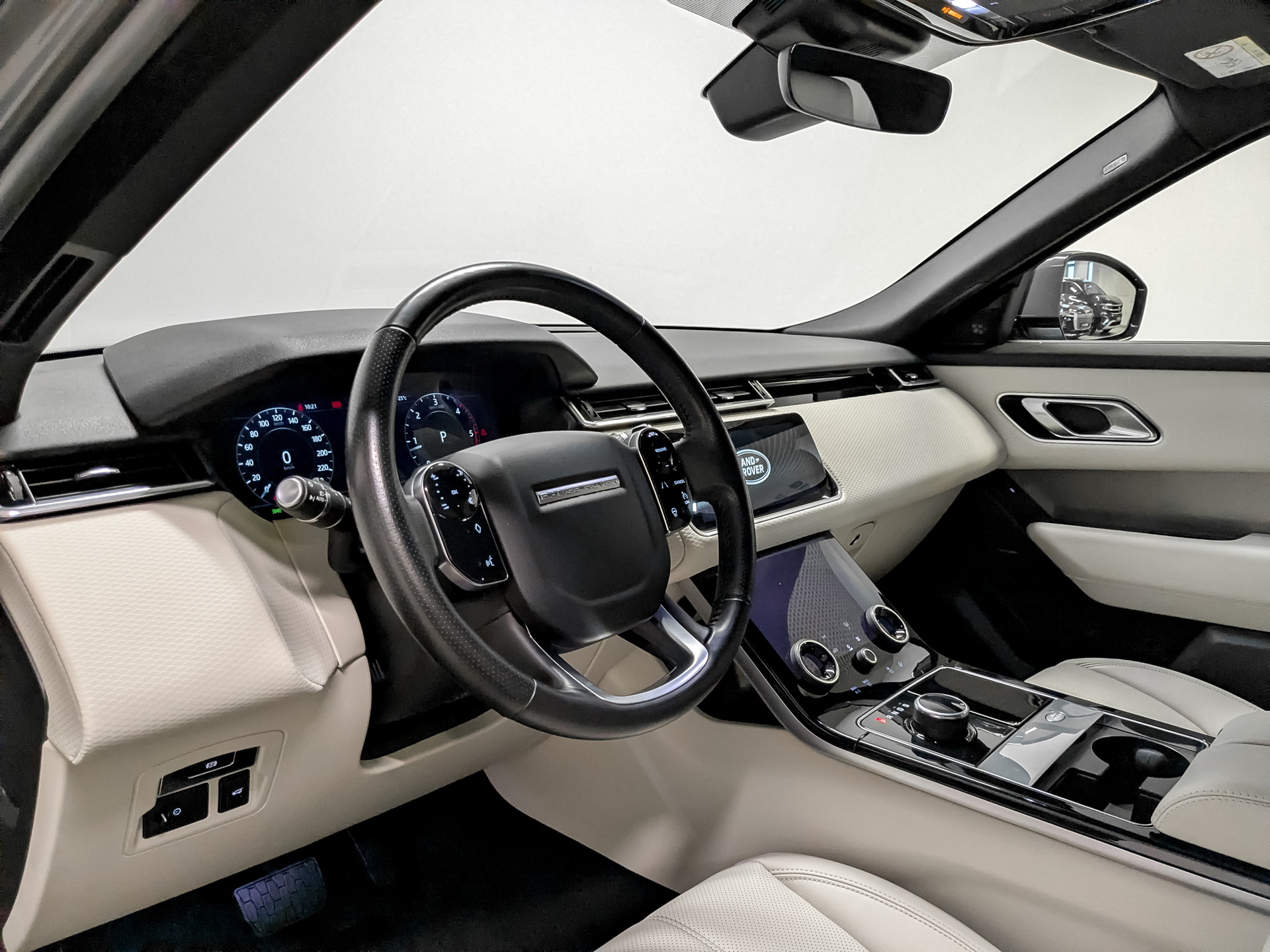 LAND ROVER Range Rover Velar 2.00 (179 л.с), автомат, 2017, пробег 81 600 км