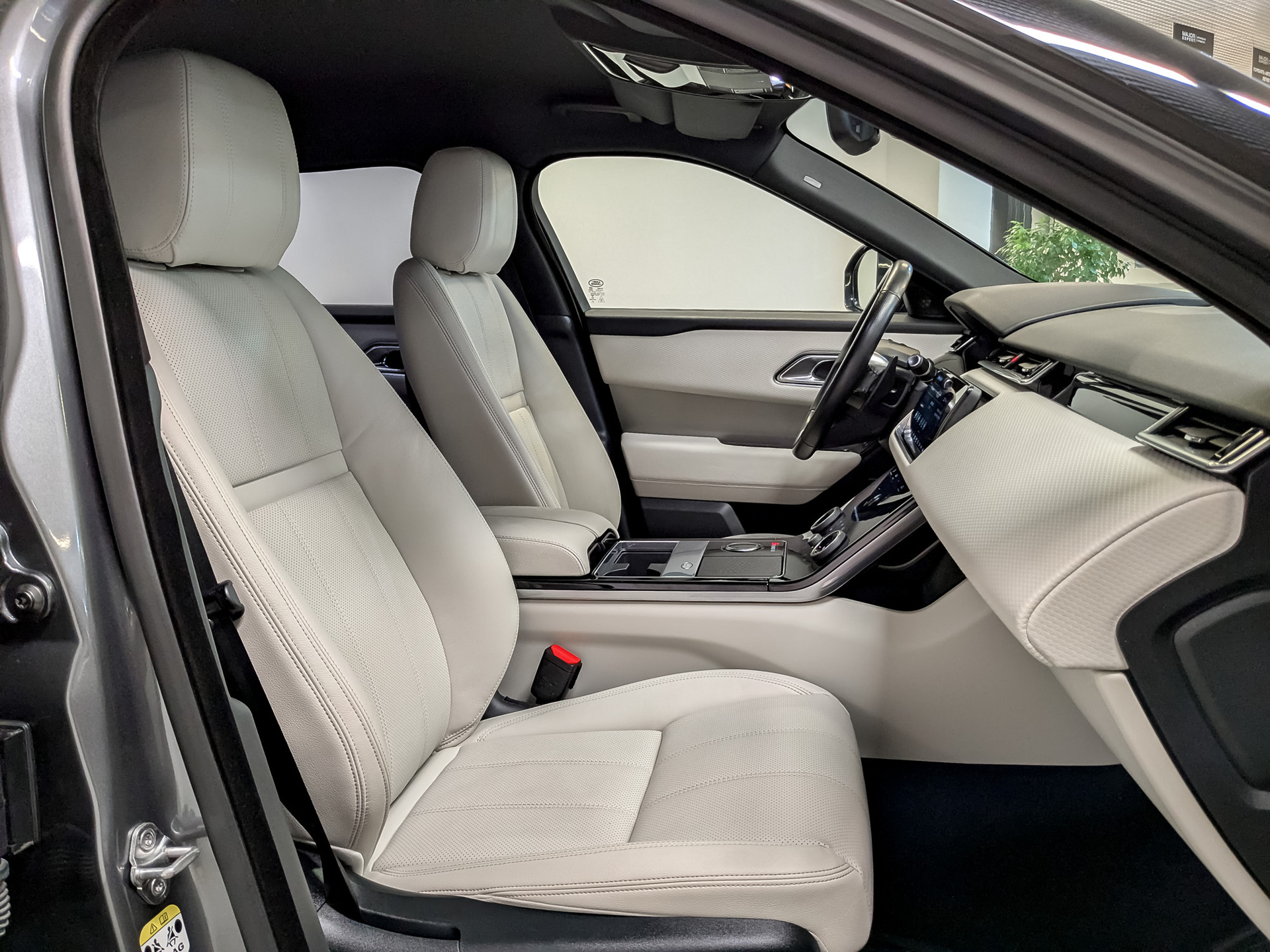 LAND ROVER Range Rover Velar 2.00 (179 л.с), автомат, 2017, пробег 81 600 км