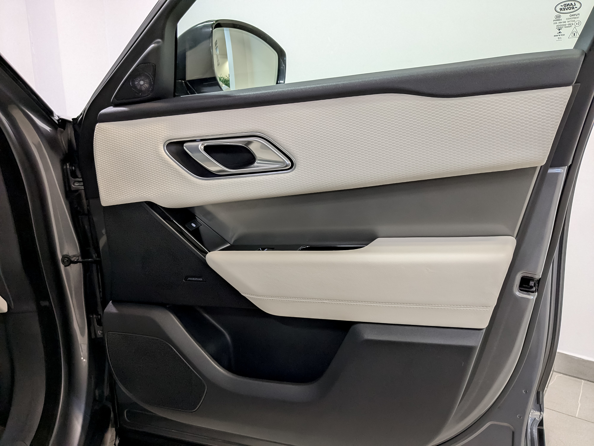 LAND ROVER Range Rover Velar 2.00 (179 л.с), автомат, 2017, пробег 81 600 км