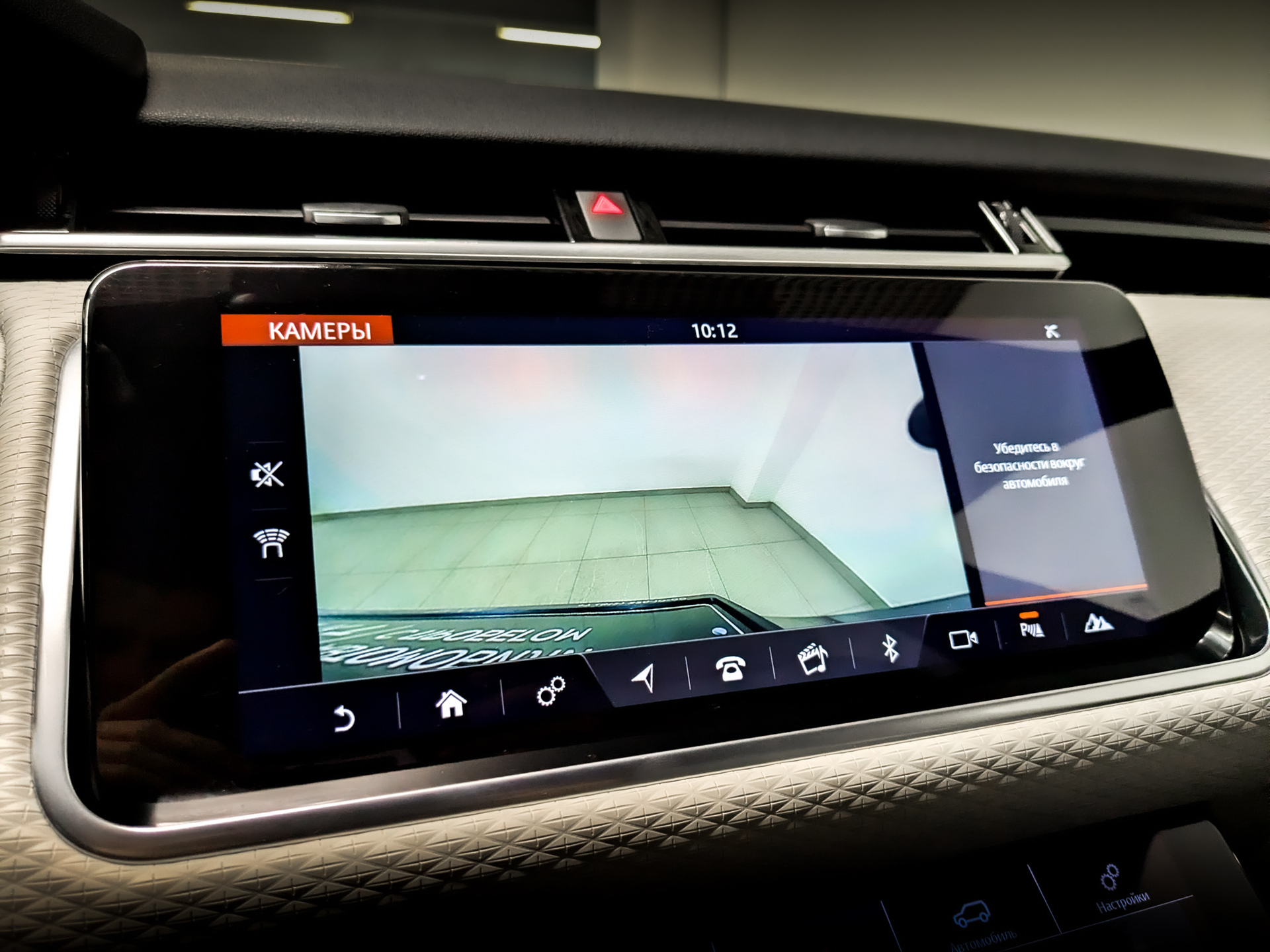 LAND ROVER Range Rover Velar 2.00 (179 л.с), автомат, 2017, пробег 81 600 км