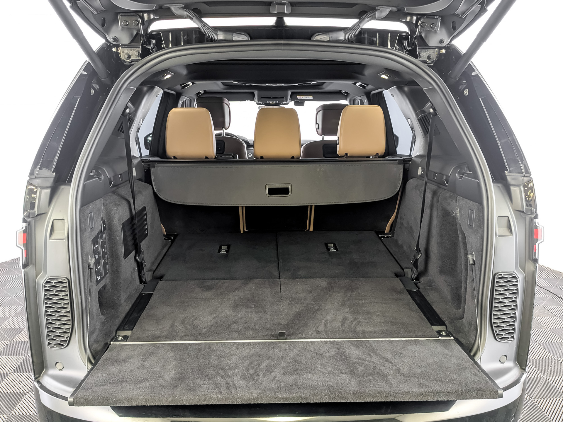 LAND ROVER Discovery 3.00 (300 л.с), автомат, 2024, пробег 64 000 км