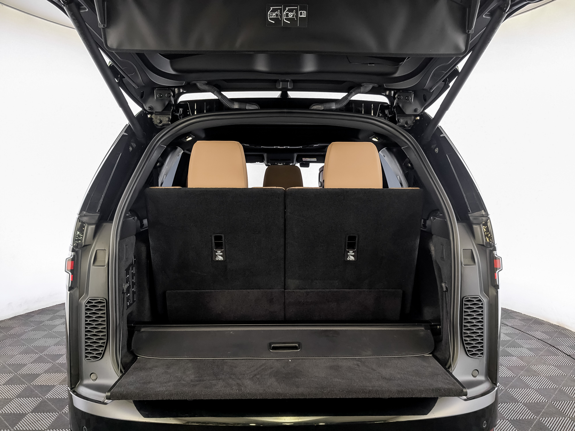 LAND ROVER Discovery 3.00 (300 л.с), автомат, 2024, пробег 64 000 км