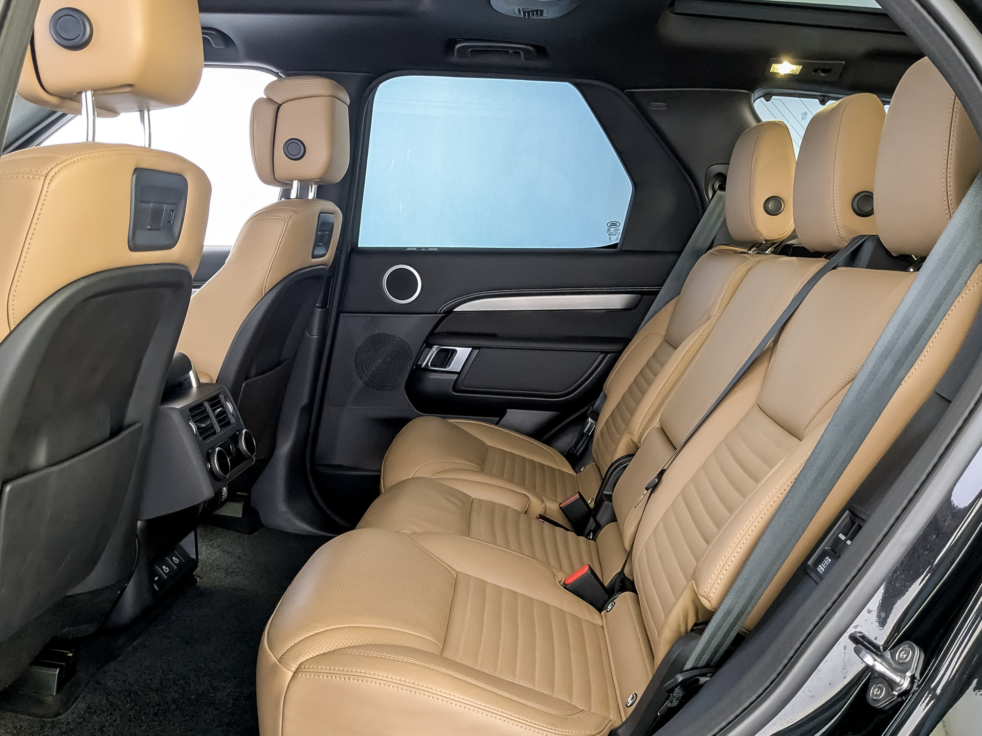LAND ROVER Discovery 3.00 (300 л.с), автомат, 2024, пробег 64 000 км