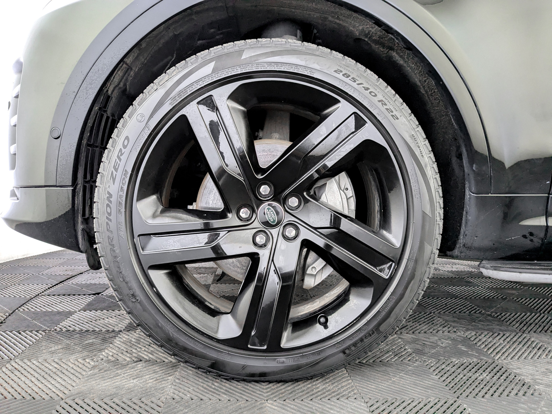 LAND ROVER Discovery 3.00 (300 л.с), автомат, 2024, пробег 64 000 км