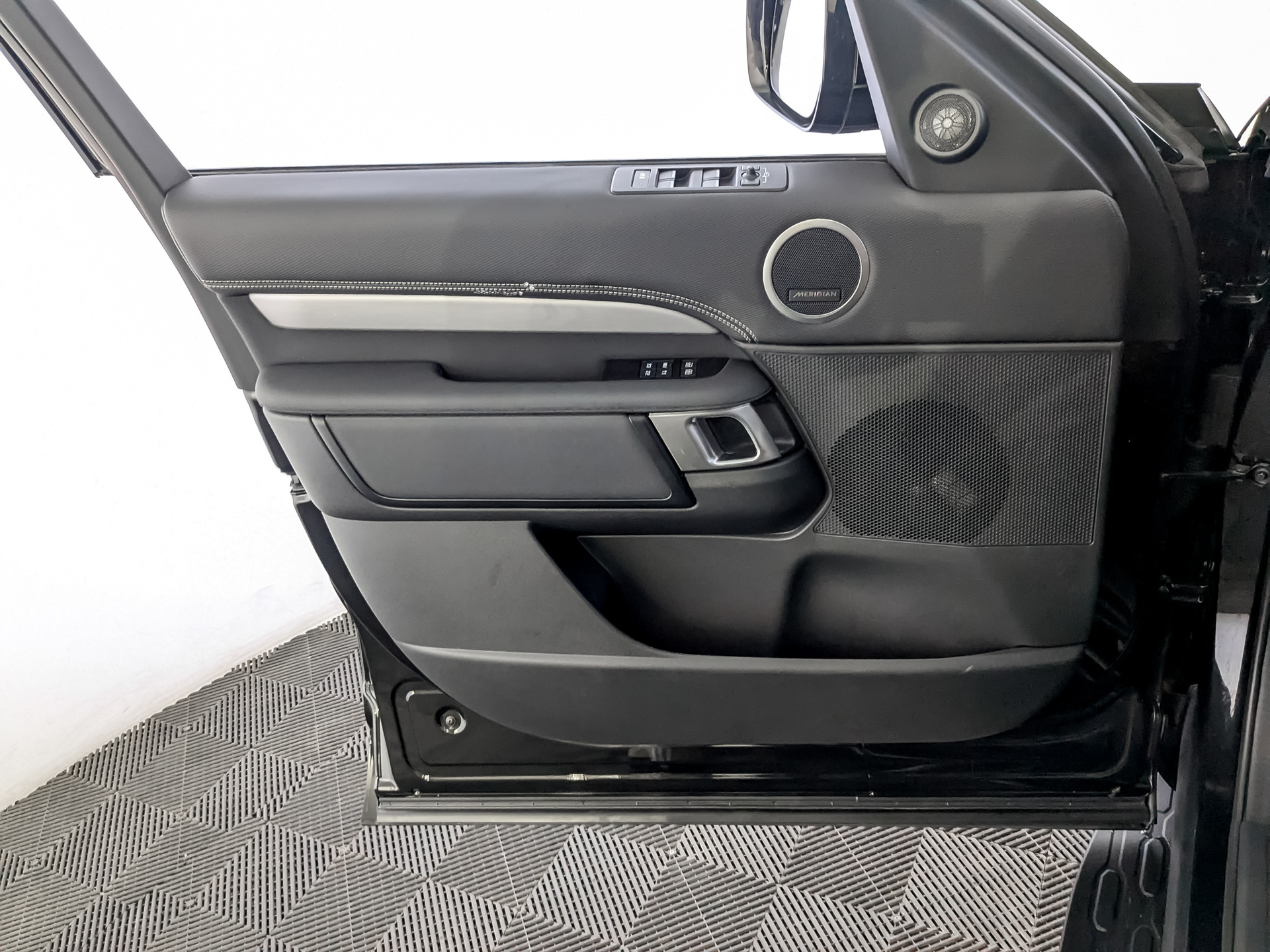 LAND ROVER Discovery 3.00 (300 л.с), автомат, 2024, пробег 64 000 км