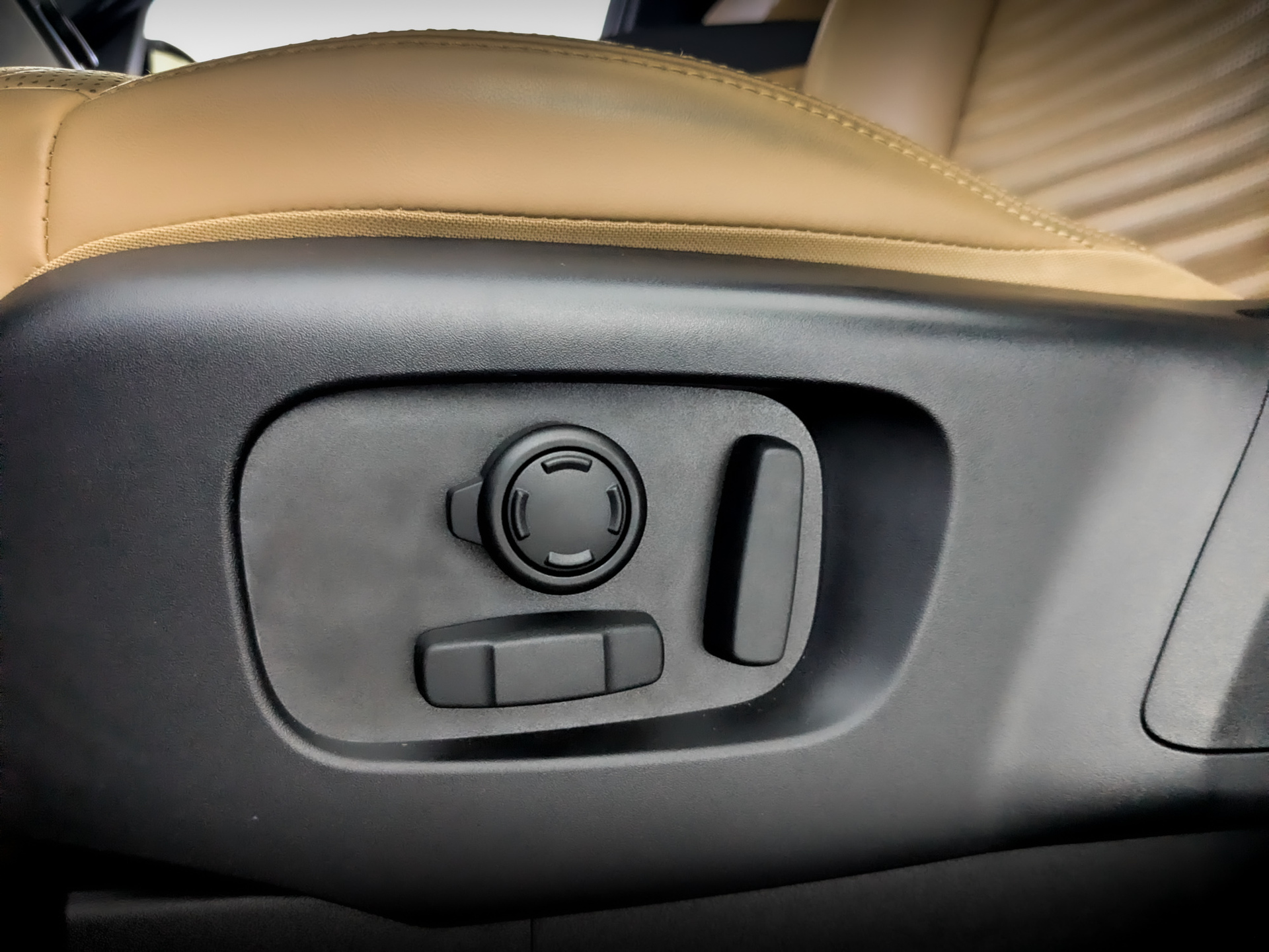 LAND ROVER Discovery 3.00 (300 л.с), автомат, 2024, пробег 64 000 км