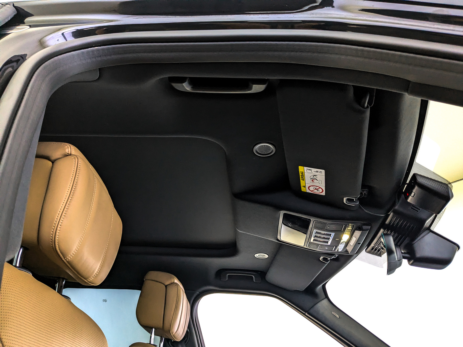 LAND ROVER Discovery 3.00 (300 л.с), автомат, 2024, пробег 64 000 км