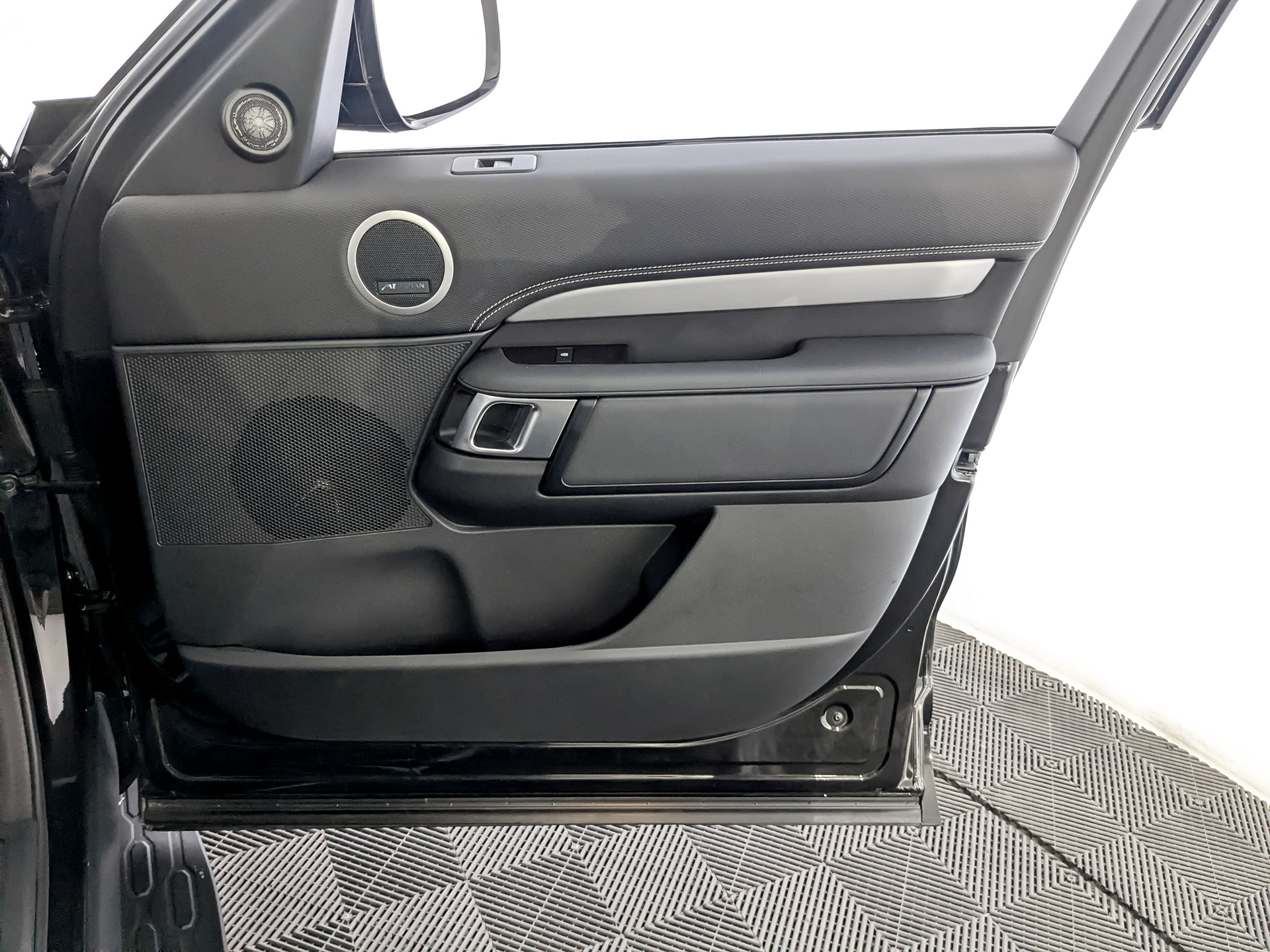 LAND ROVER Discovery 3.00 (300 л.с), автомат, 2024, пробег 64 000 км
