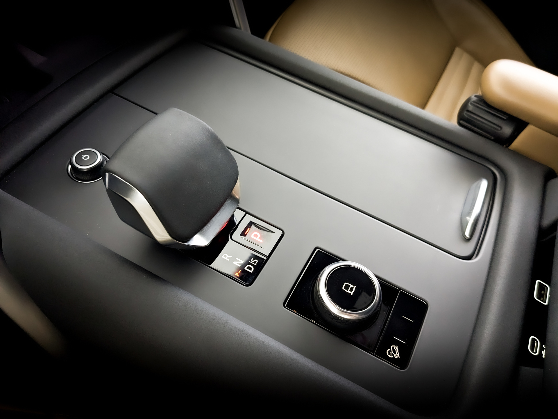 LAND ROVER Discovery 3.00 (300 л.с), автомат, 2024, пробег 64 000 км