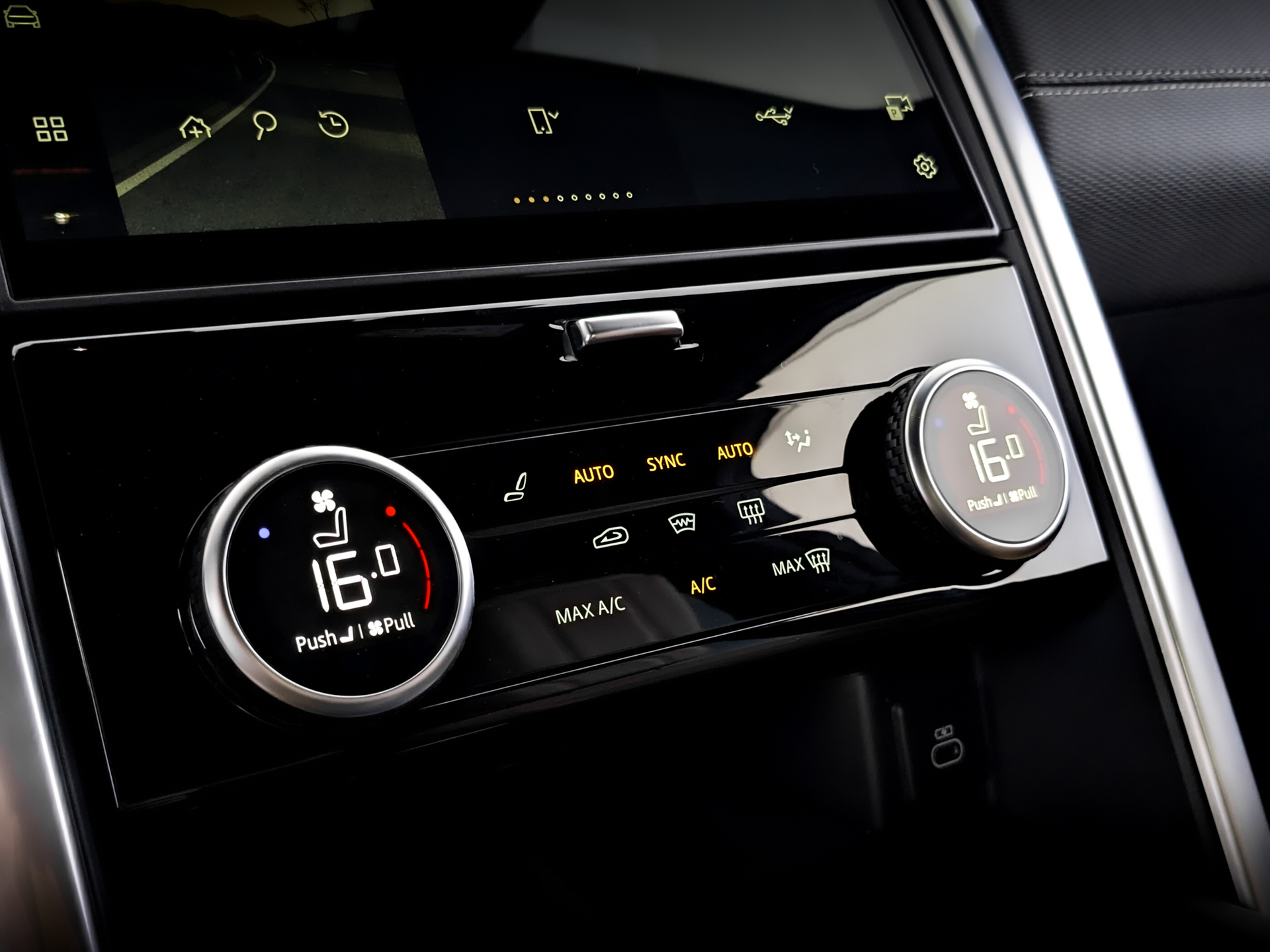 LAND ROVER Discovery 3.00 (300 л.с), автомат, 2024, пробег 64 000 км