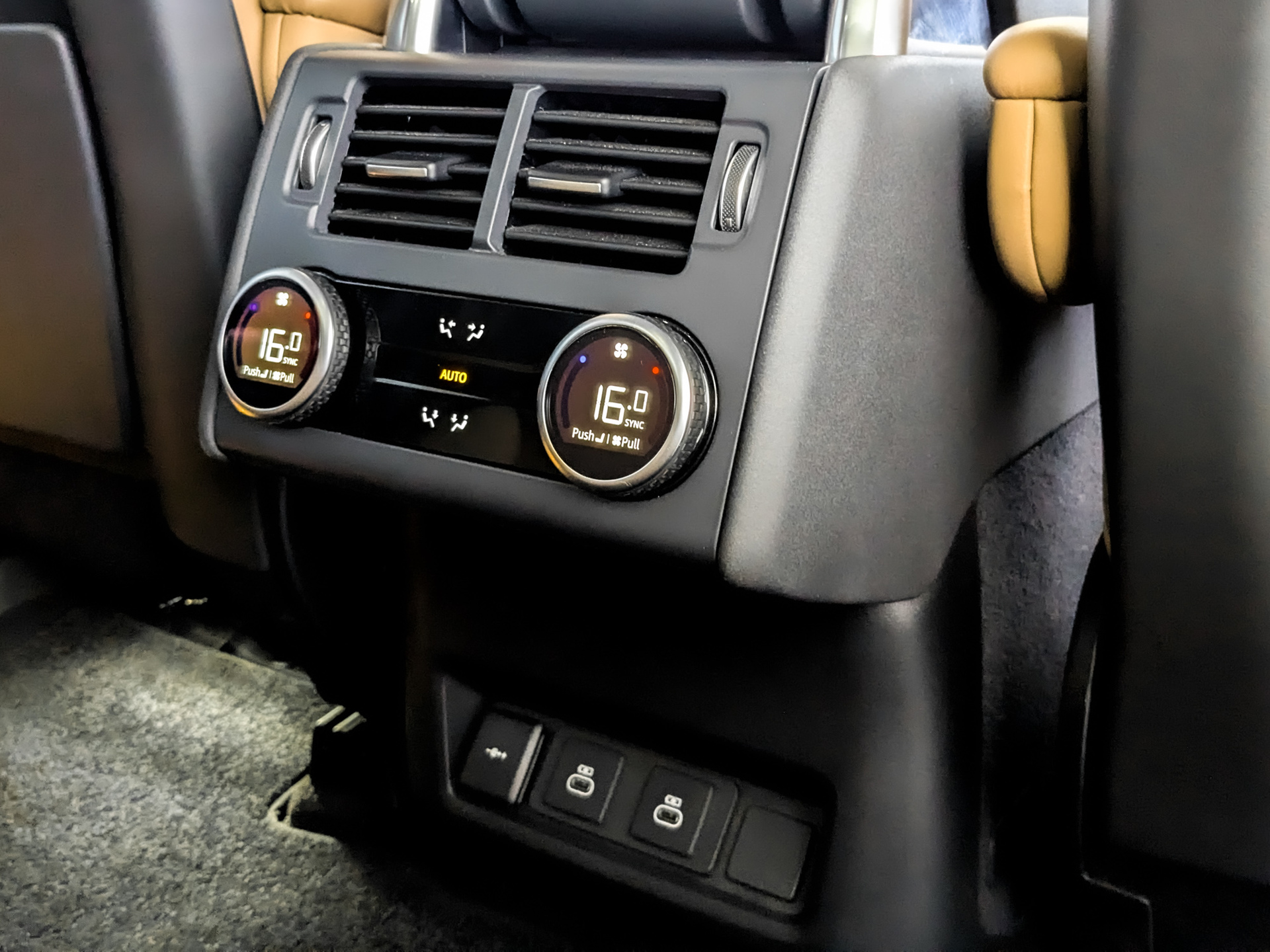 LAND ROVER Discovery 3.00 (300 л.с), автомат, 2024, пробег 64 000 км