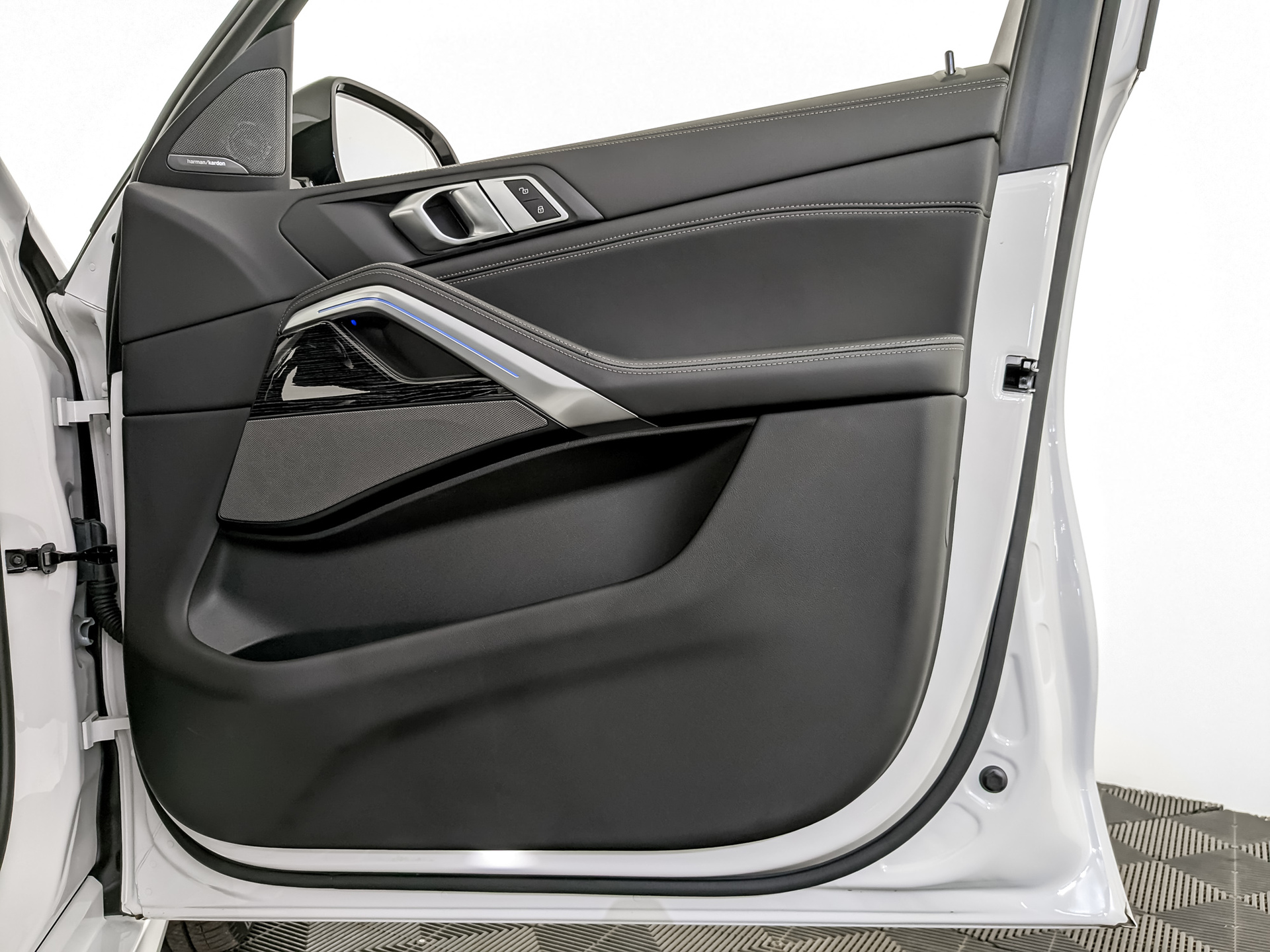 BMW X6 3.00 (381 л.с), автомат, 2024, пробег 17 235 км