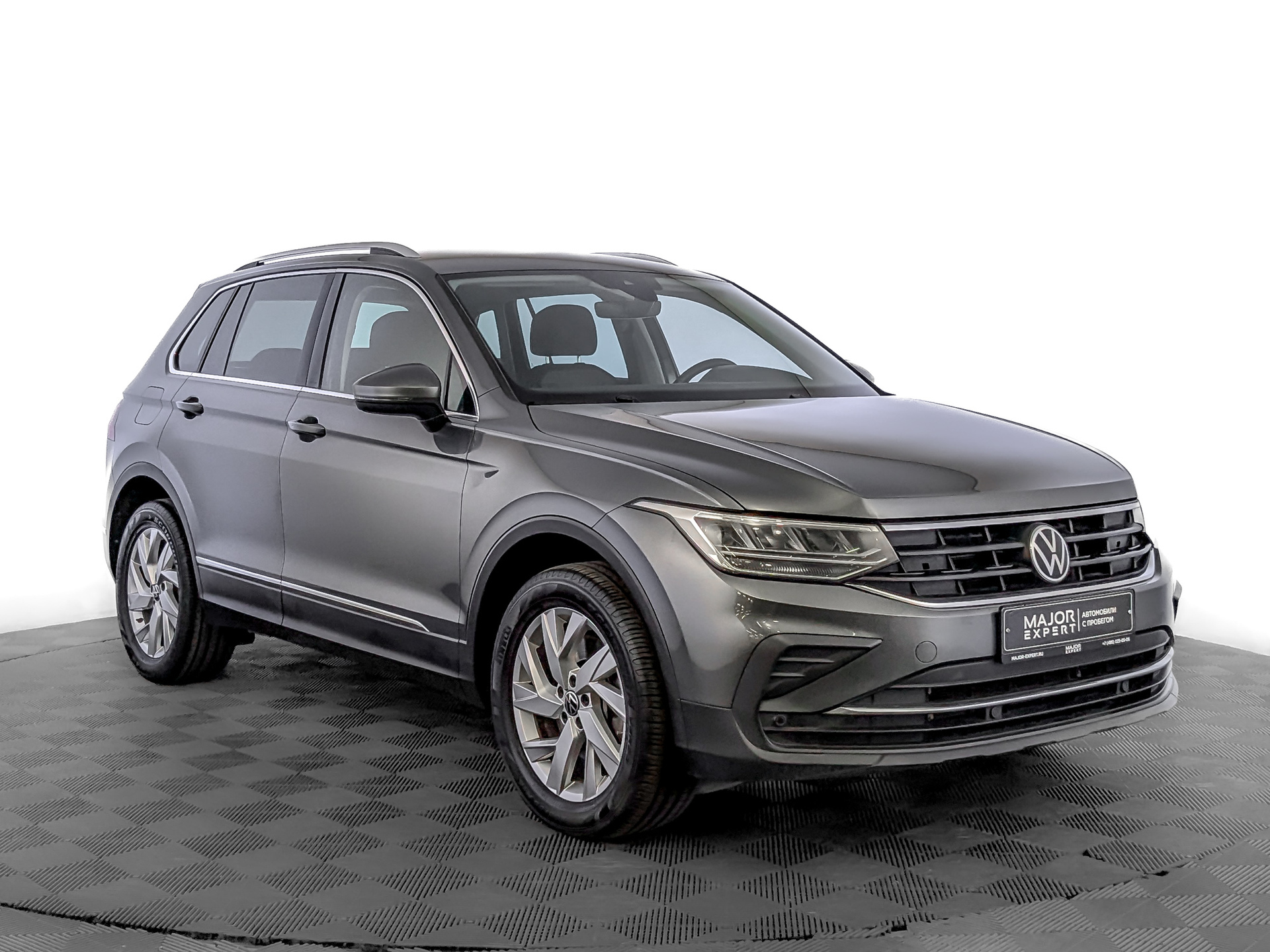 VOLKSWAGEN Tiguan 2.00 (180 л.с), автомат, 2021, пробег 62 212 км