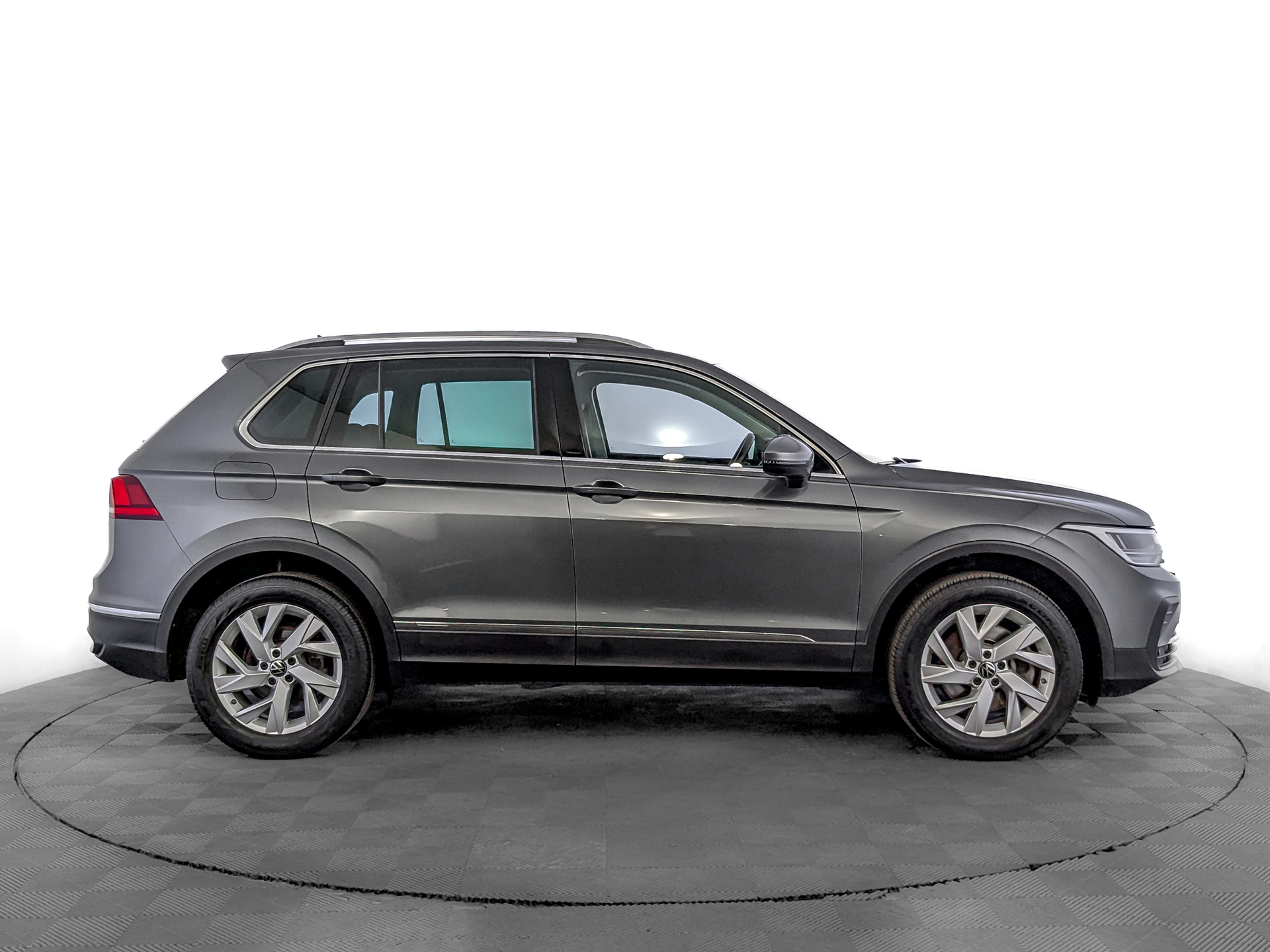 VOLKSWAGEN Tiguan 2.00 (180 л.с), автомат, 2021, пробег 62 212 км