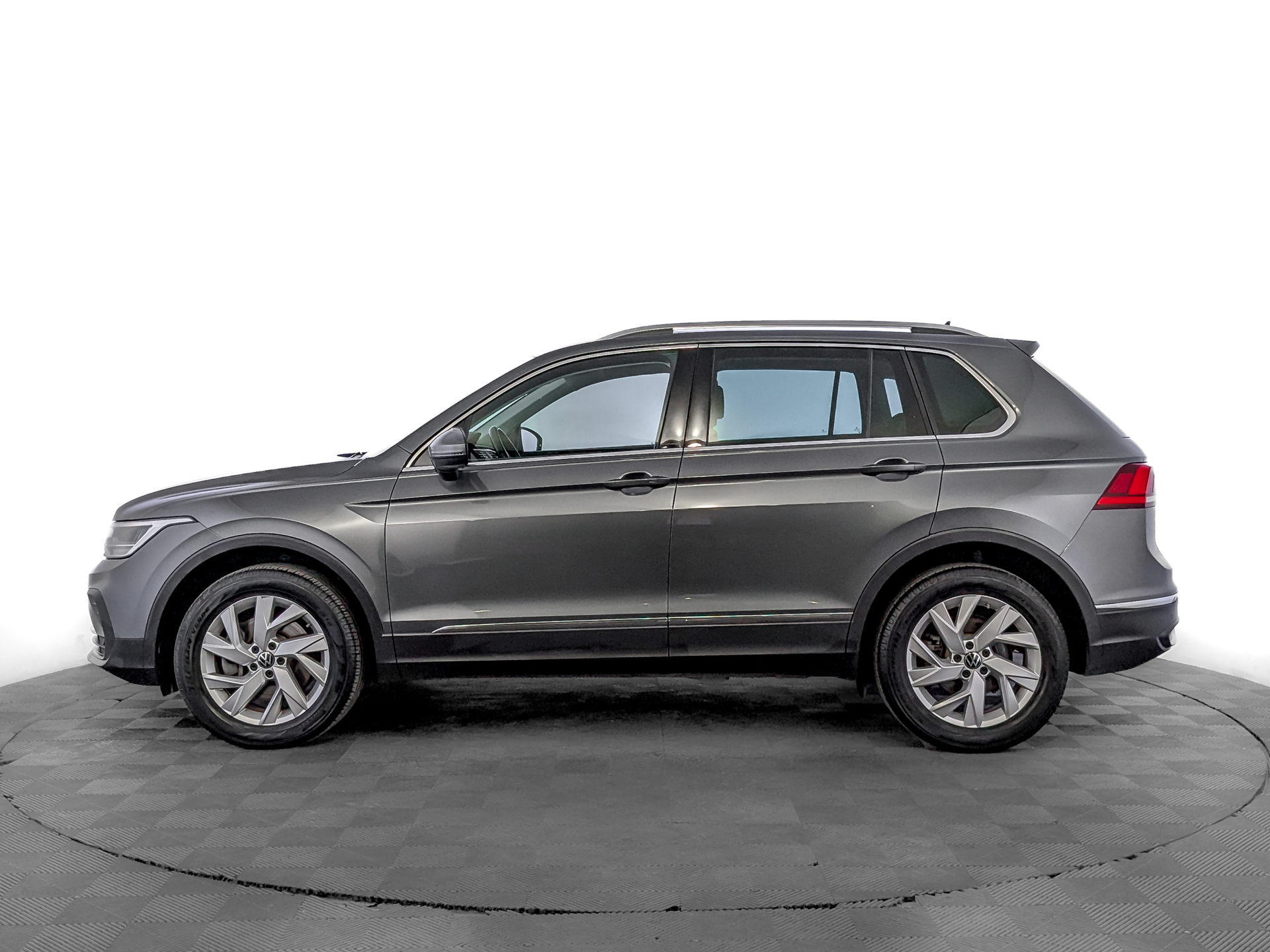 VOLKSWAGEN Tiguan 2.00 (180 л.с), автомат, 2021, пробег 62 212 км