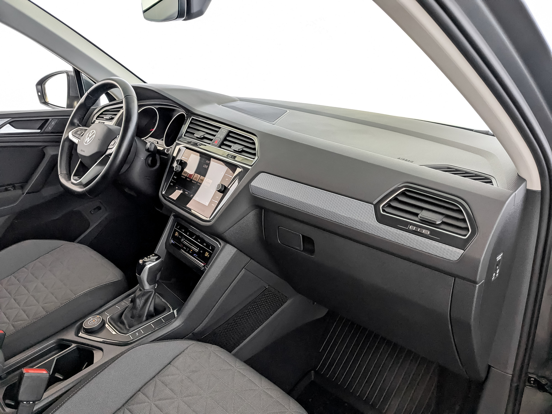 VOLKSWAGEN Tiguan 2.00 (180 л.с), автомат, 2021, пробег 62 212 км
