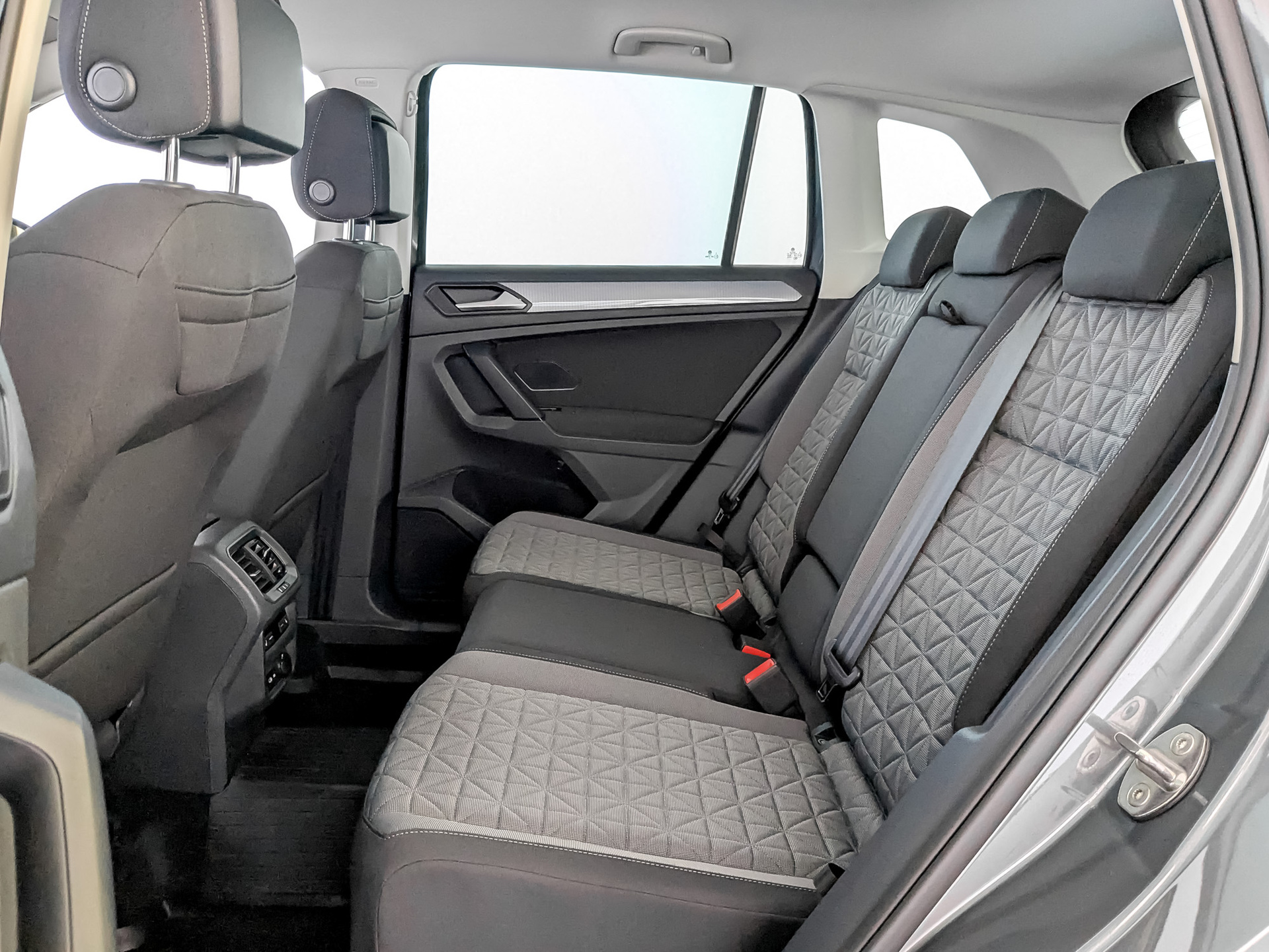 VOLKSWAGEN Tiguan 2.00 (180 л.с), автомат, 2021, пробег 62 212 км