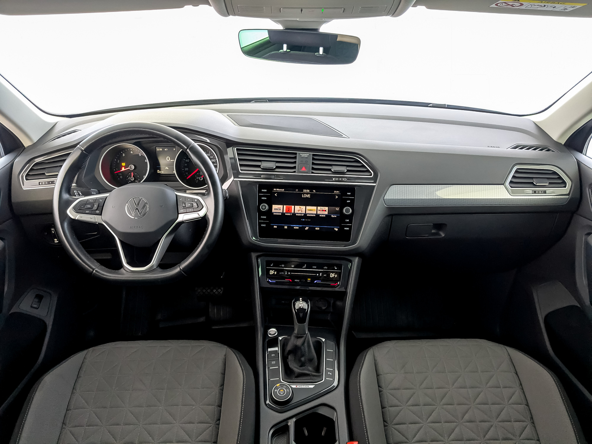 VOLKSWAGEN Tiguan 2.00 (180 л.с), автомат, 2021, пробег 62 212 км