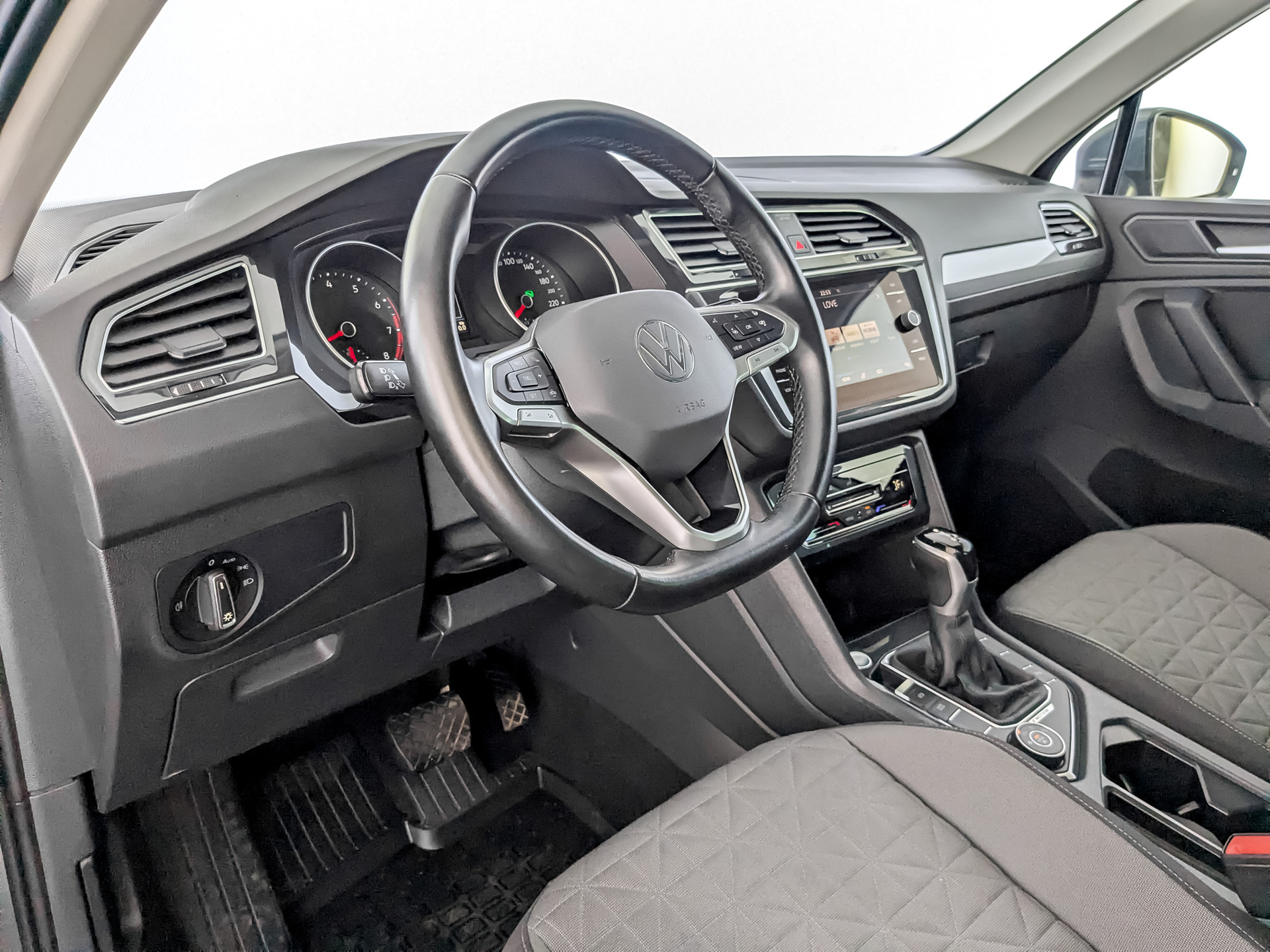 VOLKSWAGEN Tiguan 2.00 (180 л.с), автомат, 2021, пробег 62 212 км